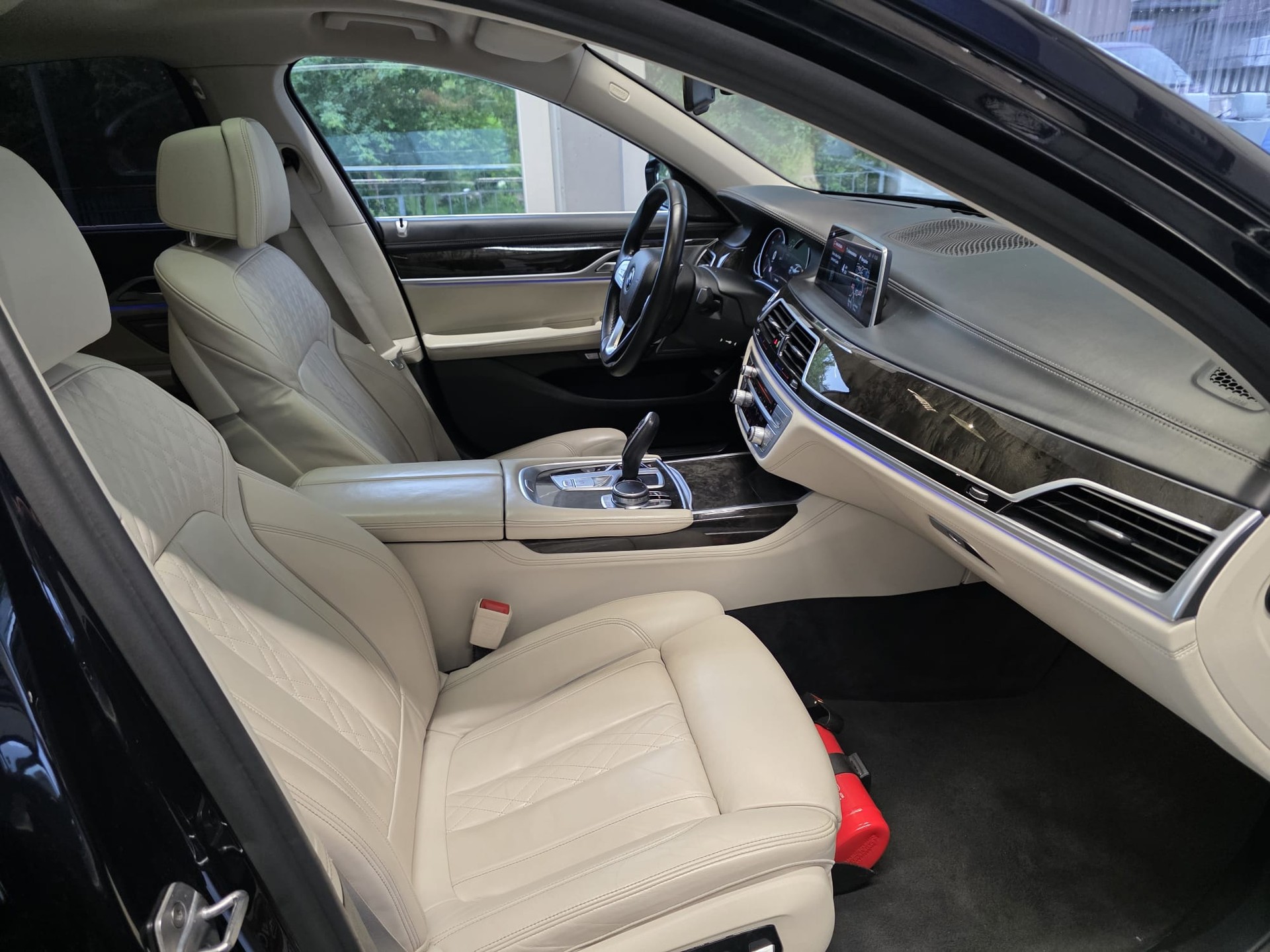 BMW 750d xDrive Steptronic-image-15