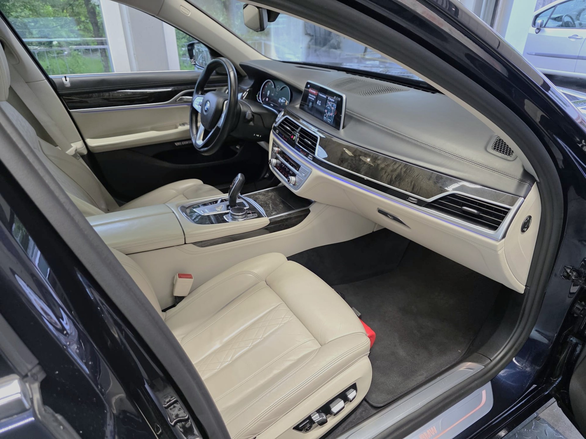 BMW 750d xDrive Steptronic-image-14