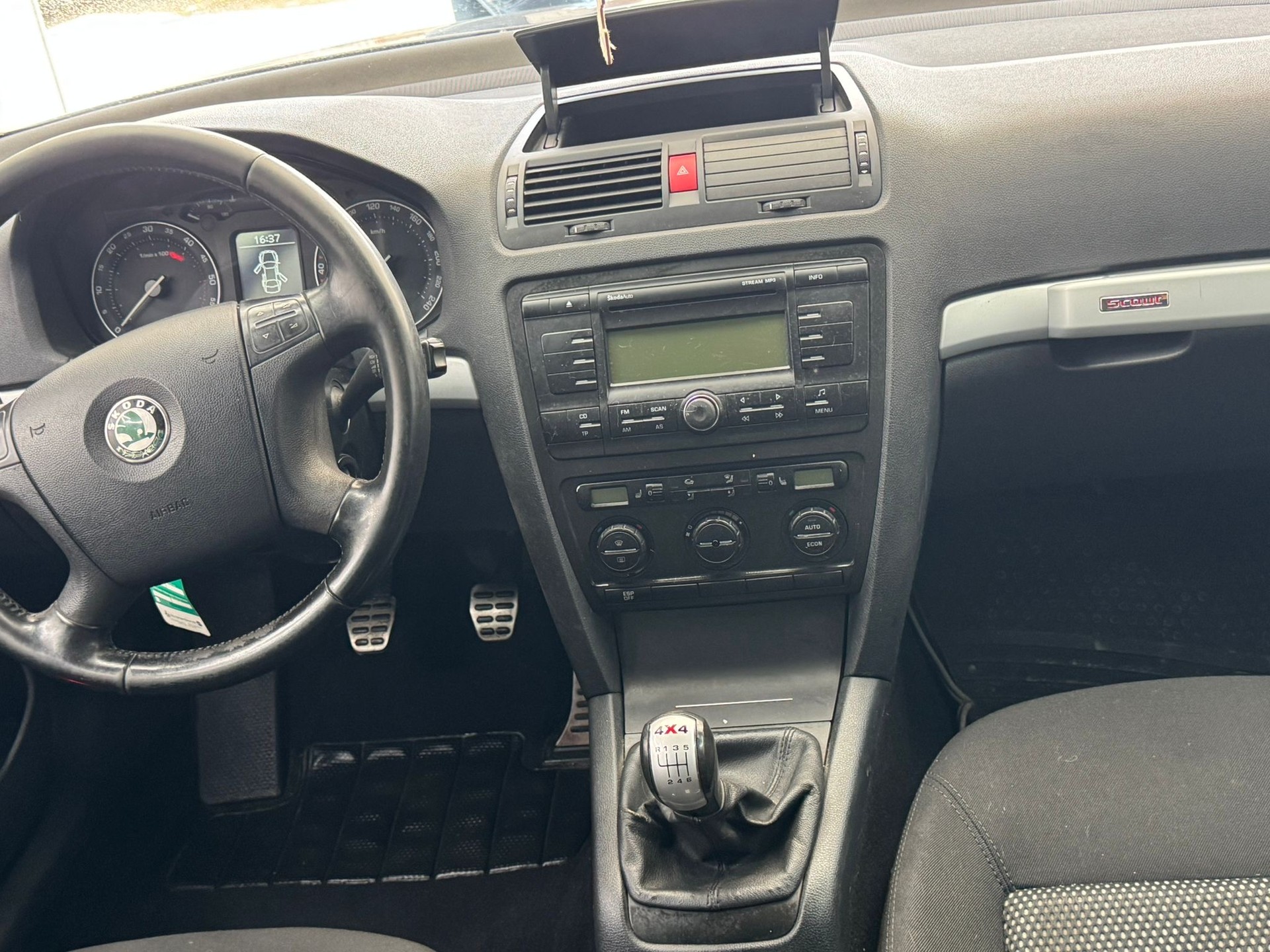 SKODA Octavia Scout 2.0 TDI 4x4-image-14