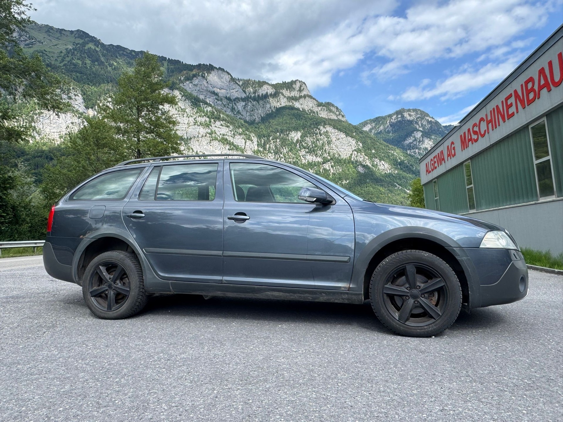 SKODA Octavia Scout 2.0 TDI 4x4-image-3