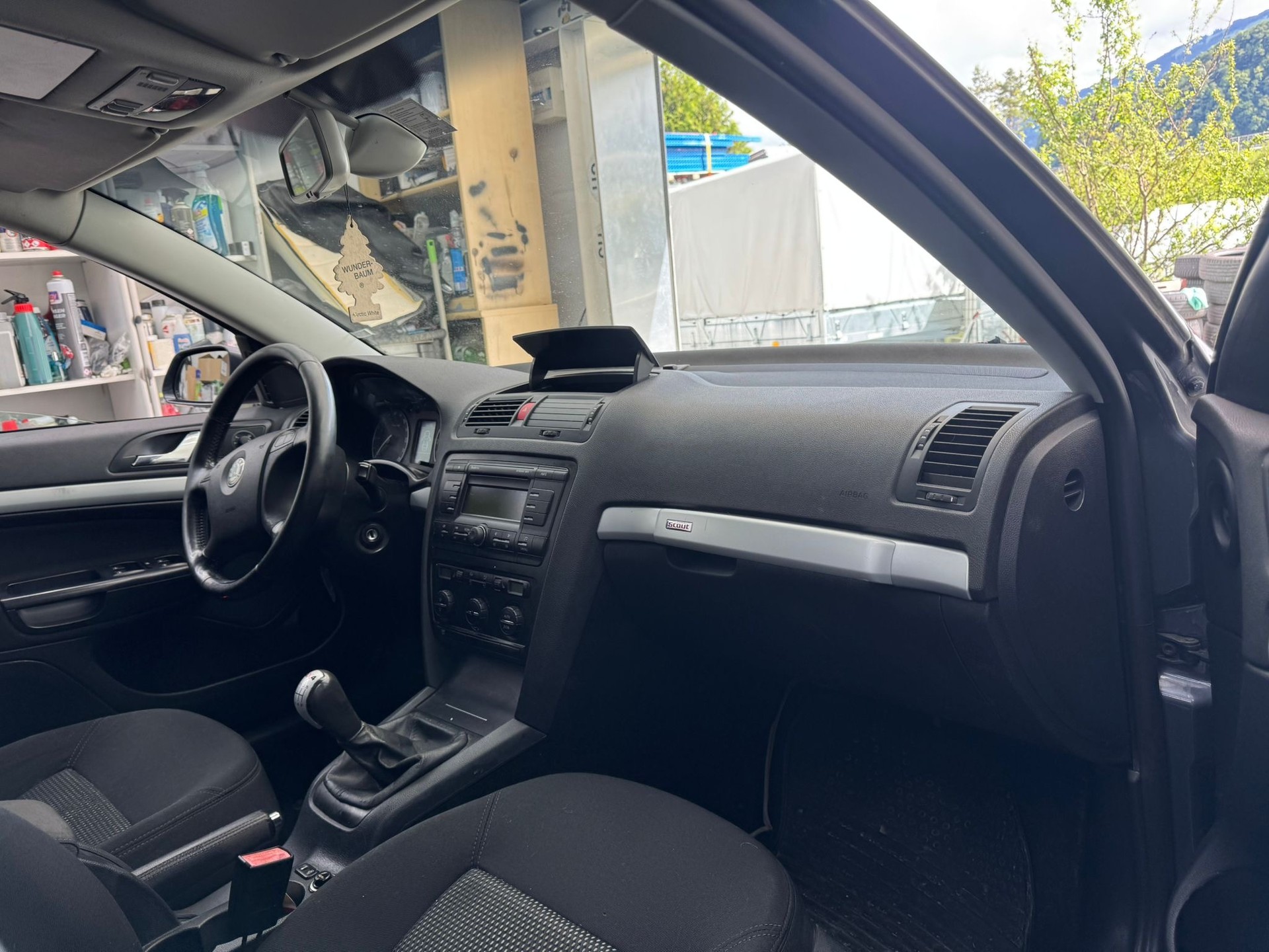SKODA Octavia Scout 2.0 TDI 4x4-image-11