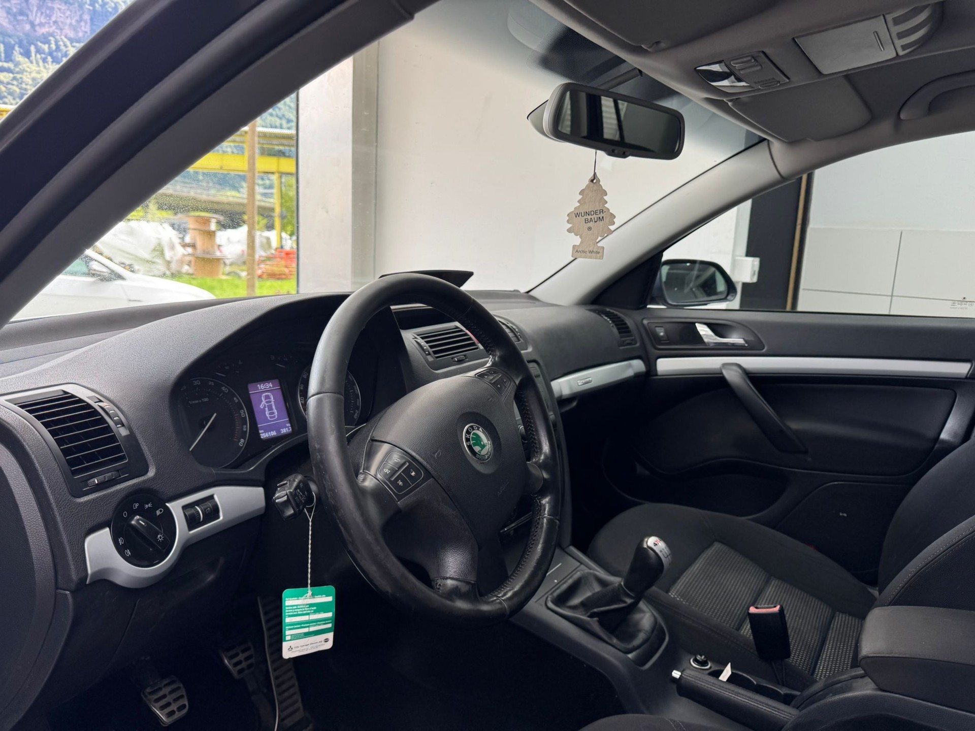 SKODA Octavia Scout 2.0 TDI 4x4-image-12