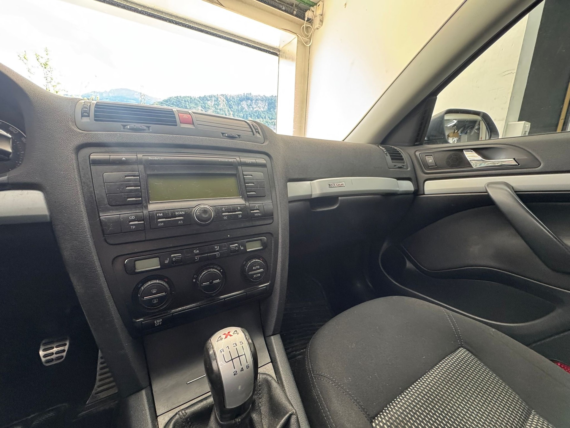 SKODA Octavia Scout 2.0 TDI 4x4-image-5