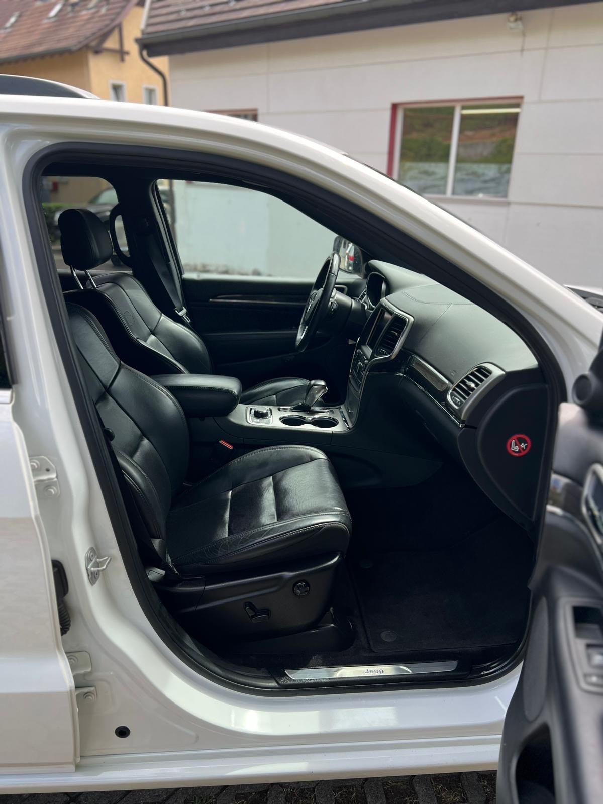 JEEP Grand Cherokee 3.0 CRD Overland Automatic-image-4