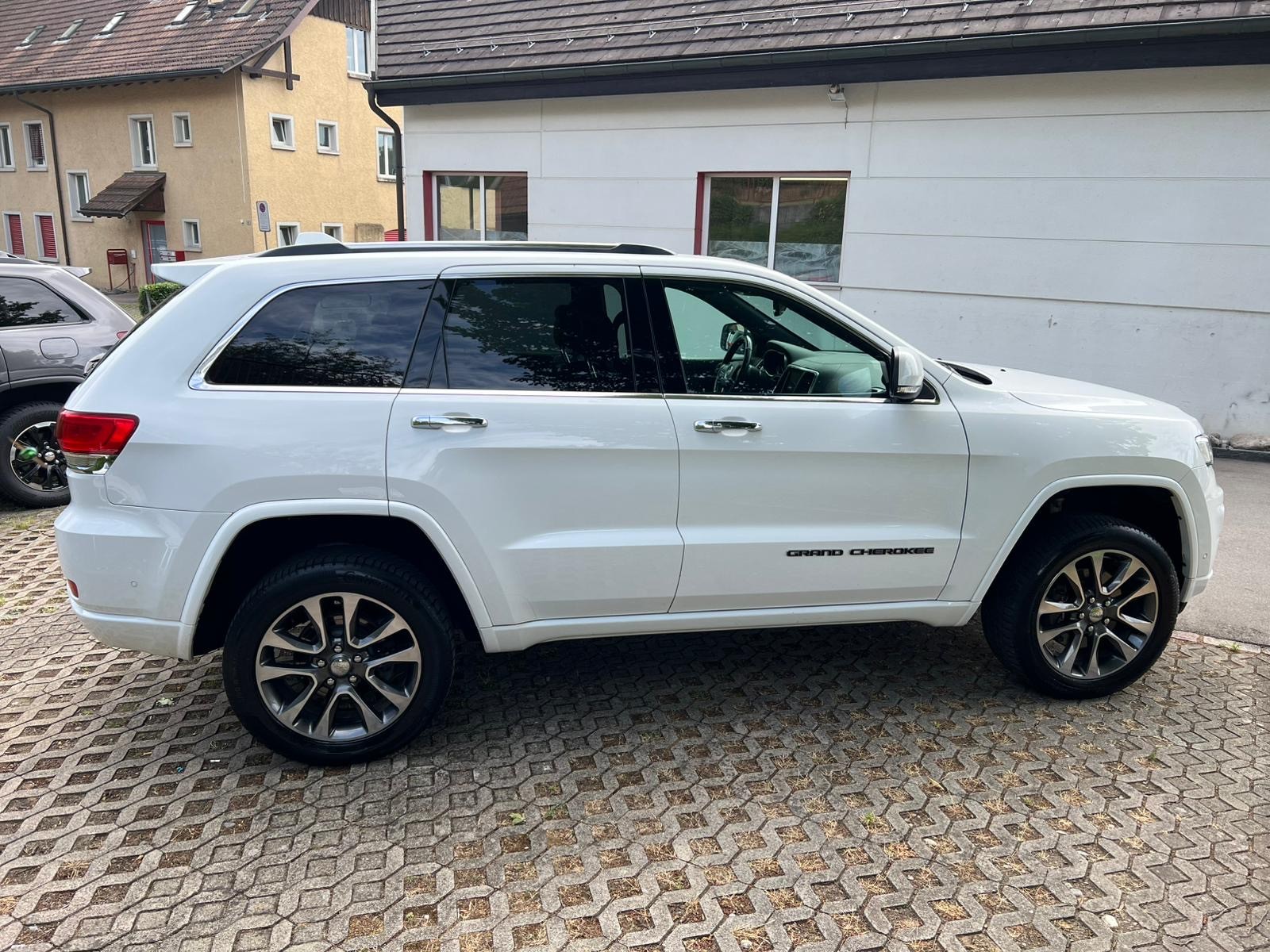 JEEP Grand Cherokee 3.0 CRD Overland Automatic-image-8