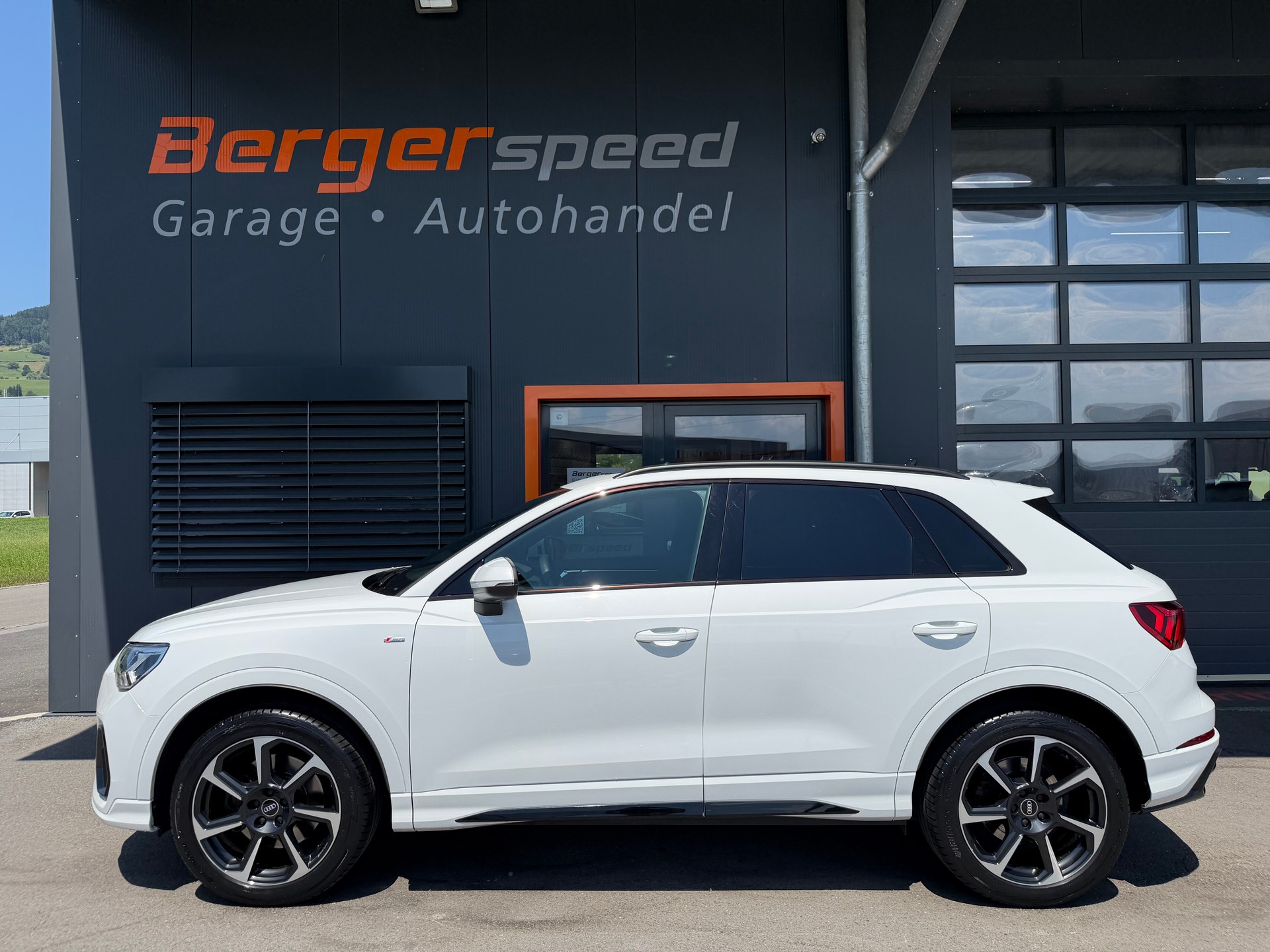 AUDI Q3 40 TFSI S line quattro S-tronic-image-1