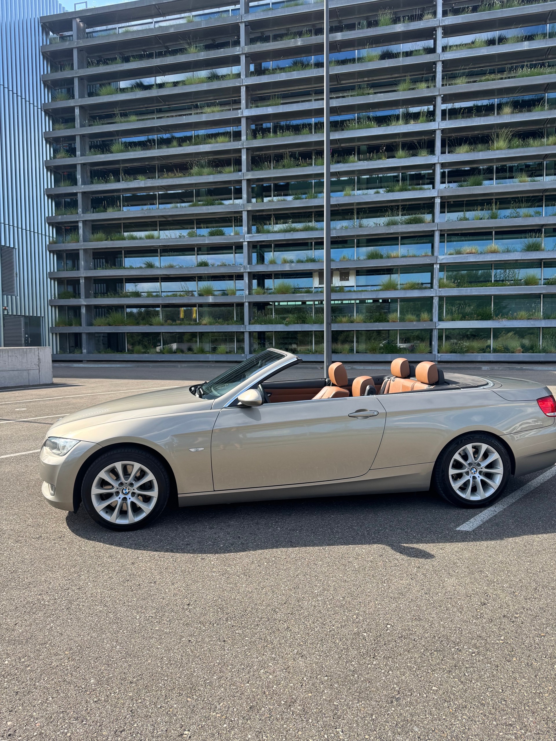 BMW 335i Cabriolet-image-2