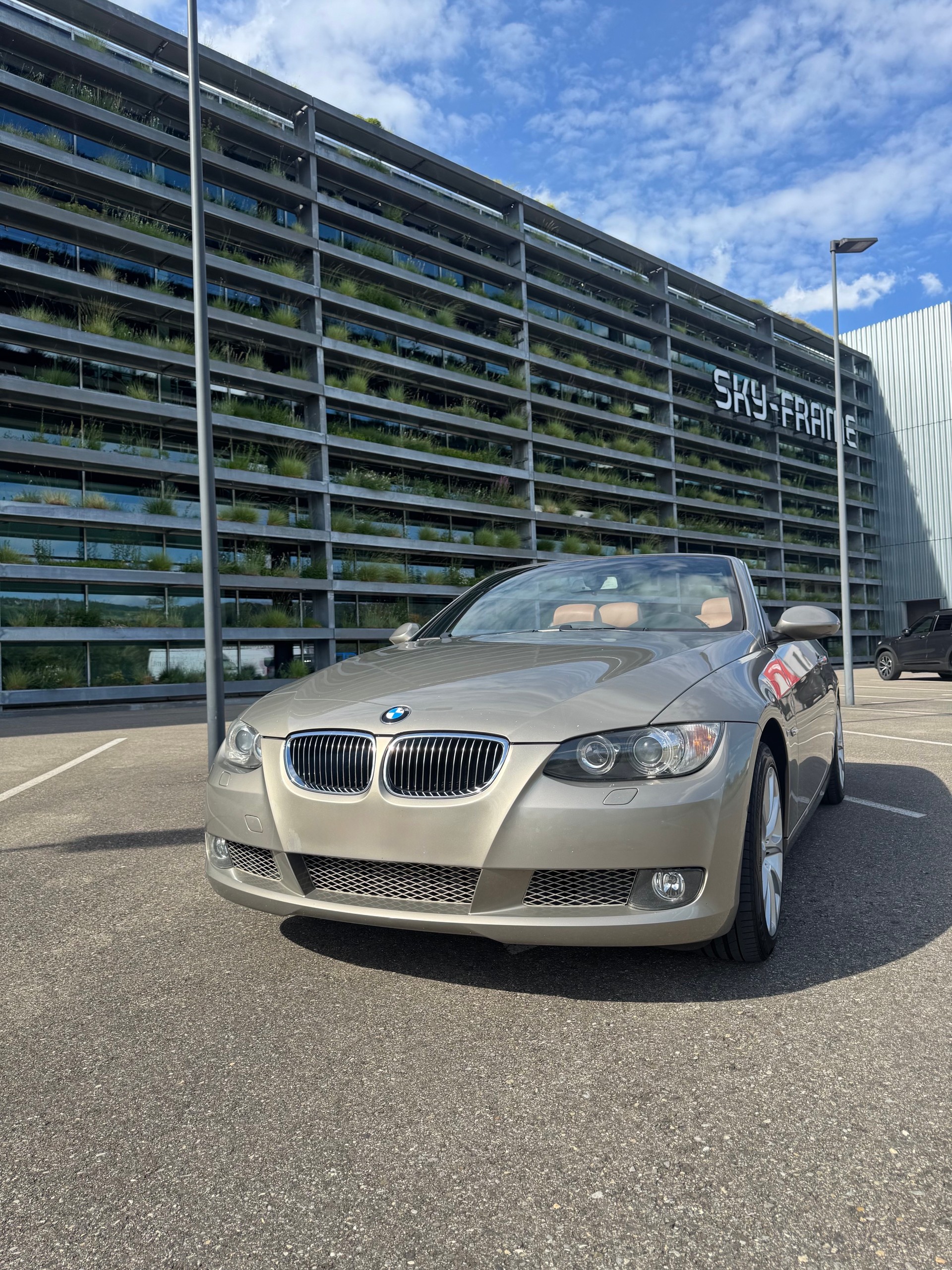 BMW 335i Cabriolet-image-1