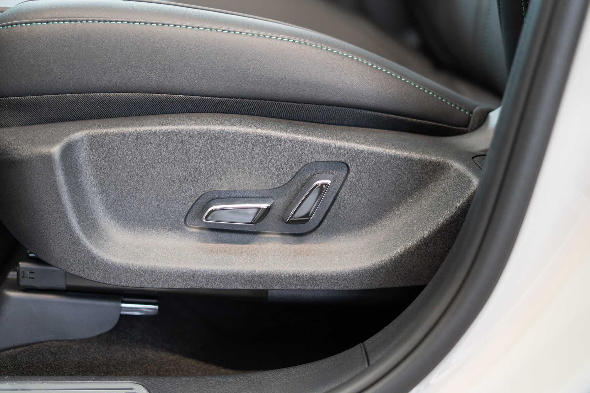 BYD Seal U DM-i Design AWD / Panorama / Head-Up Display / 360° Kamera-image-25