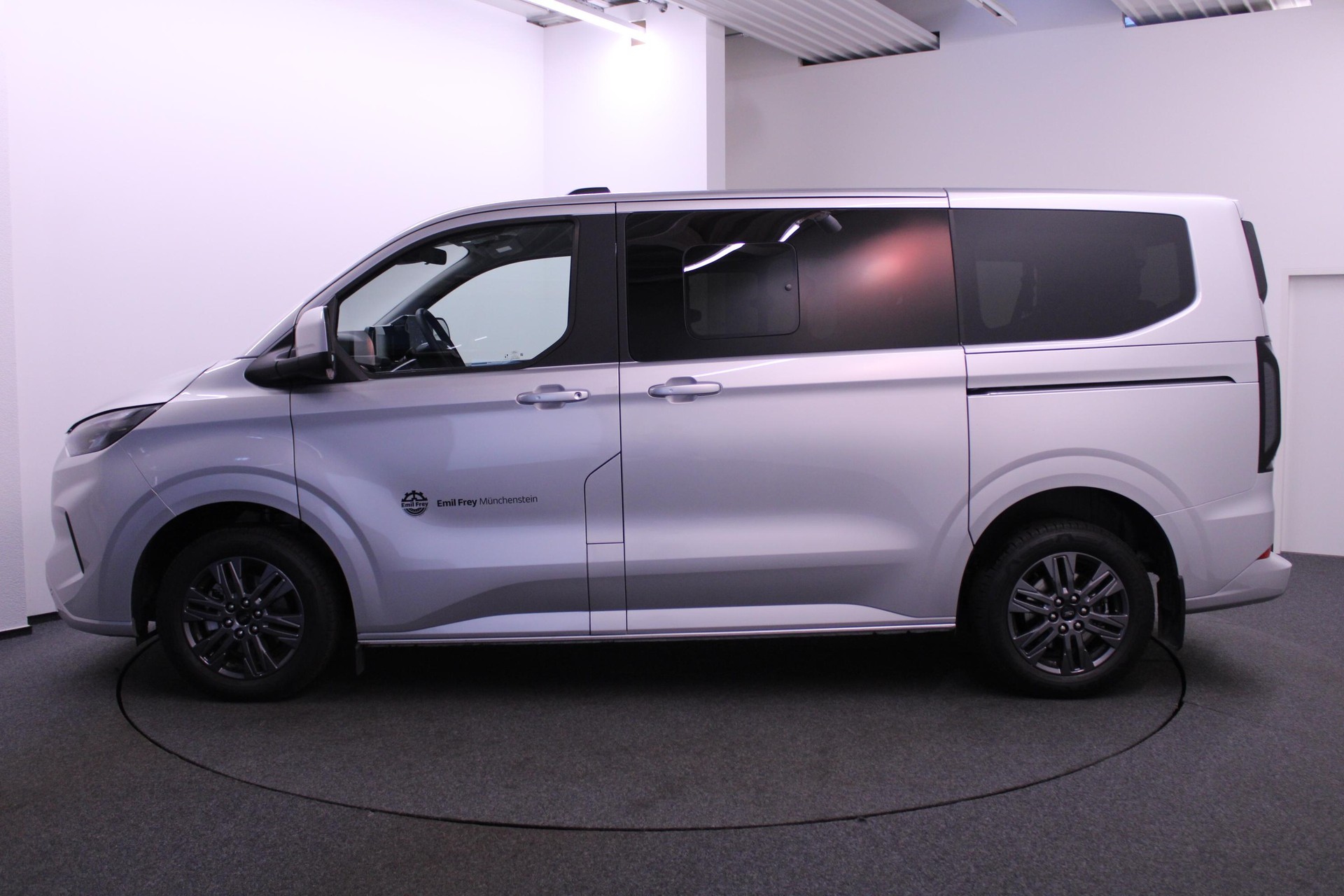 FORD Tourneo C Bus 320 L1 2.0 EcoBlue 170 Titanium-image-1