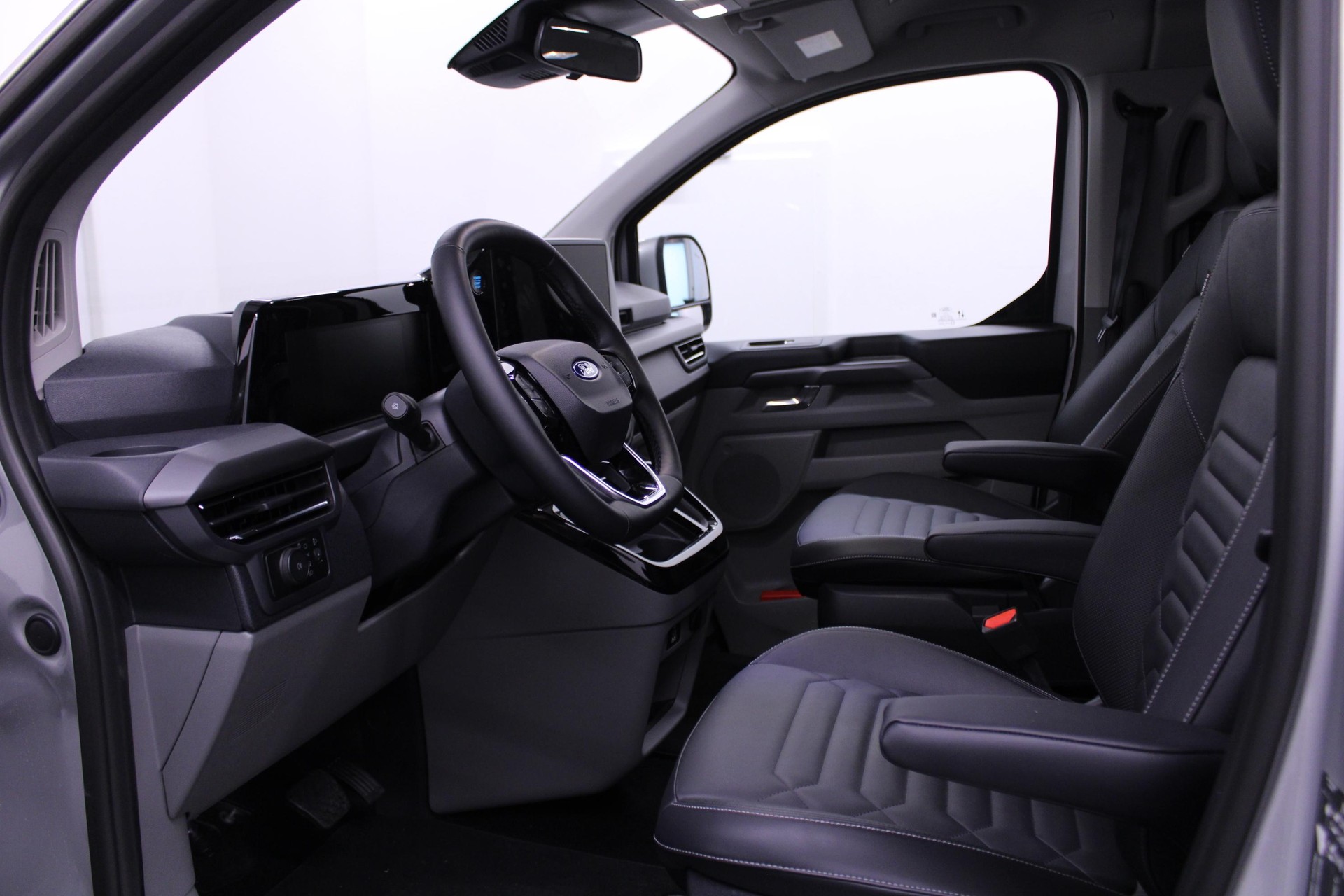 FORD Tourneo C Bus 320 L1 2.0 EcoBlue 170 Titanium-image-4