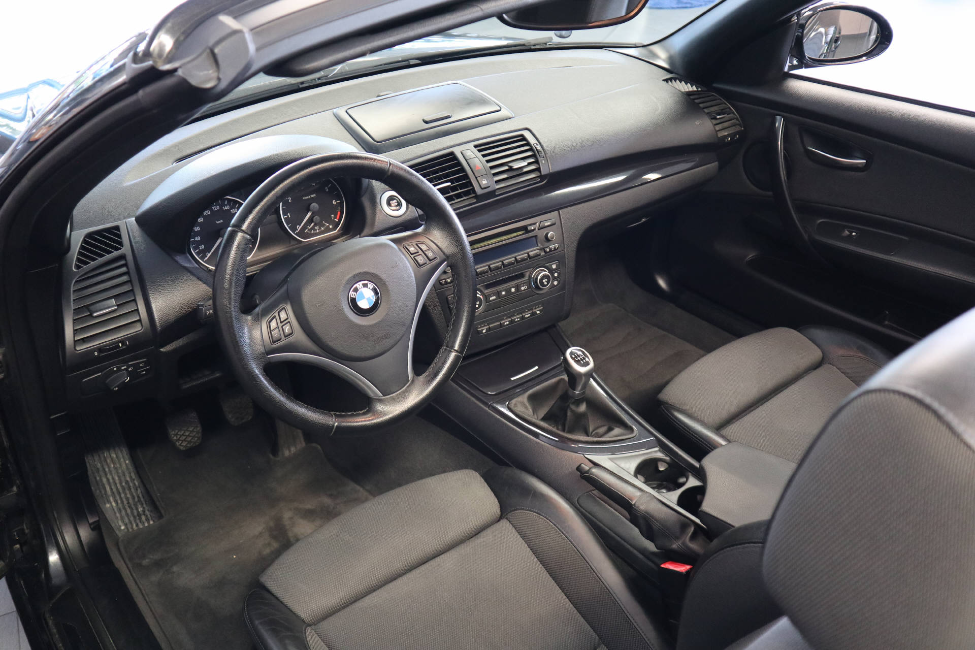 BMW 118i Cabrio-image-13
