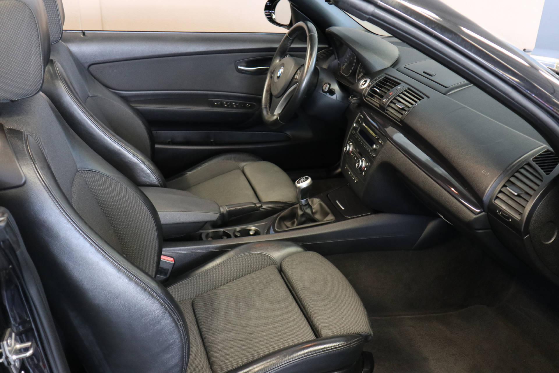 BMW 118i Cabrio-image-9