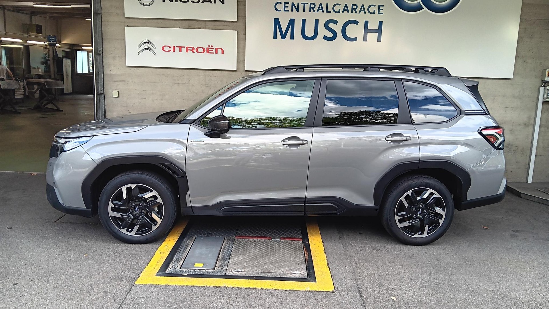 SUBARU Forester 2.0i e-Boxer Swiss Plus Lineartronic-image-3