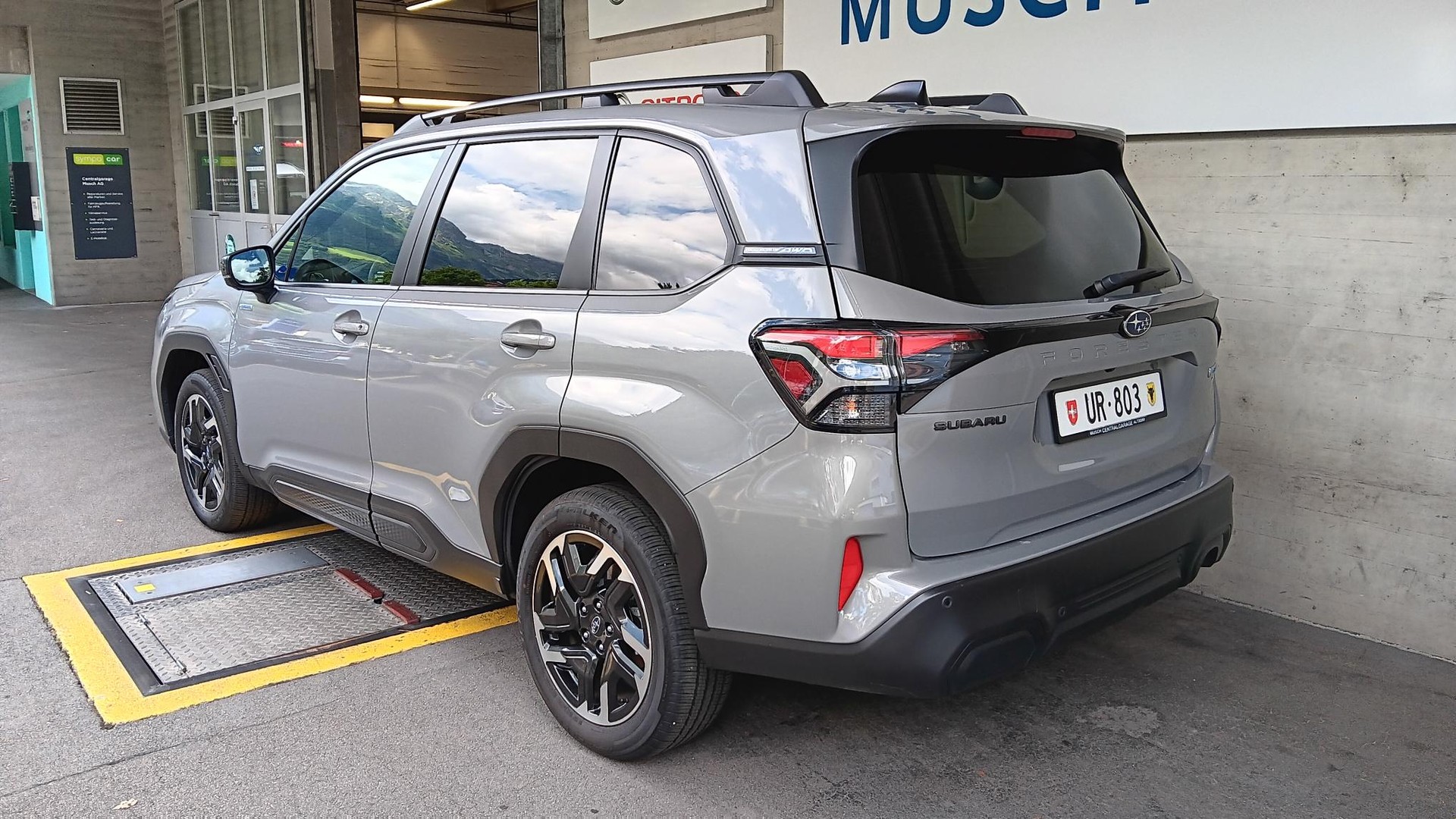 SUBARU Forester 2.0i e-Boxer Swiss Plus Lineartronic-image-4