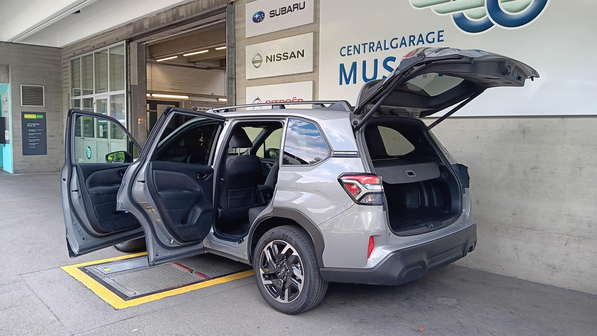 SUBARU Forester 2.0i e-Boxer Swiss Plus Lineartronic-image-6