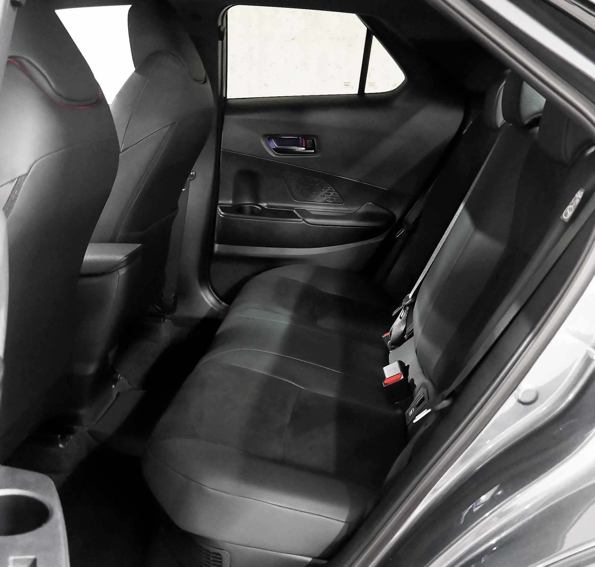 TOYOTA C-HR 2.0 PHEV GR Sport Premiere-image-7