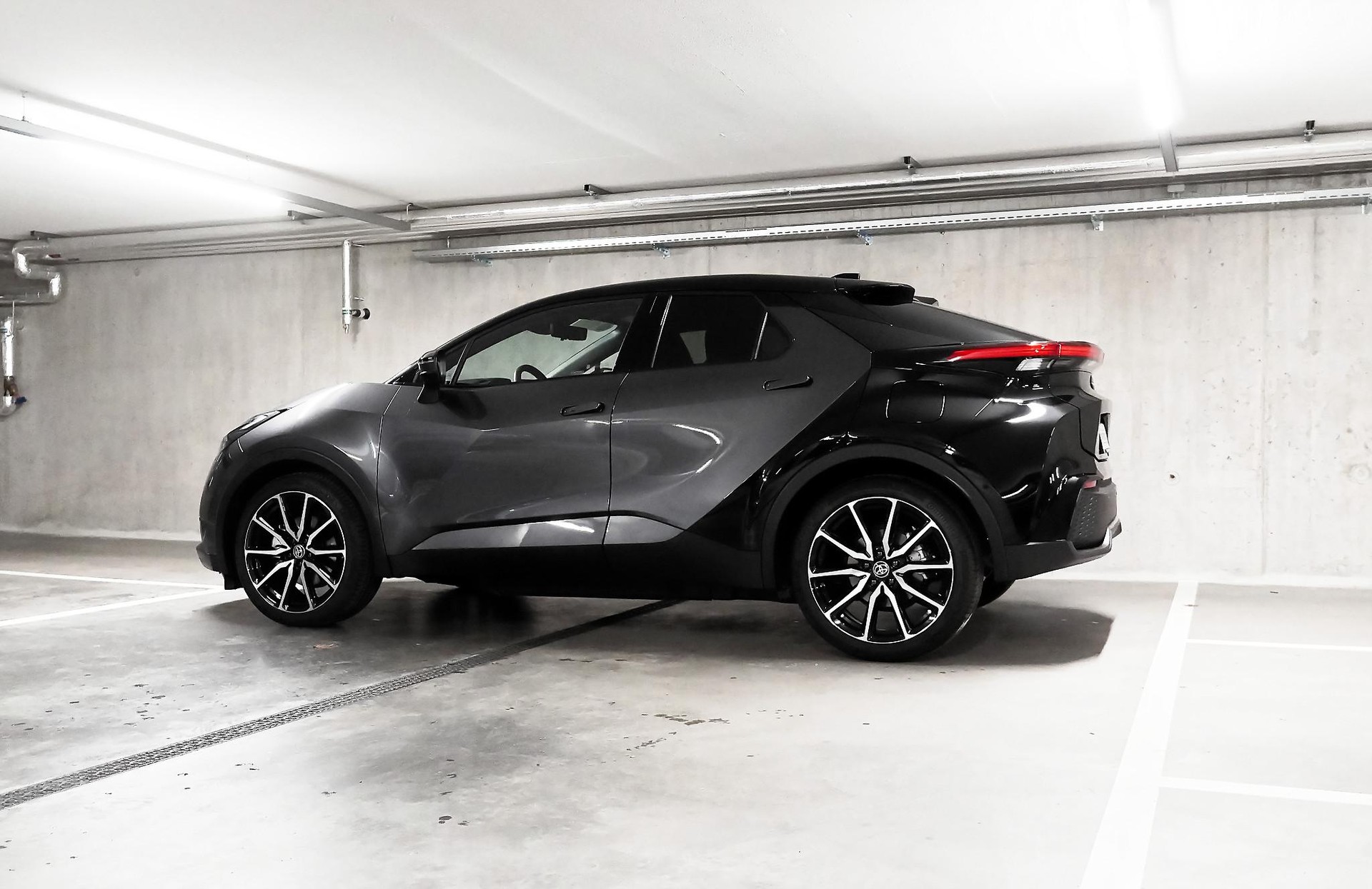 TOYOTA C-HR 2.0 PHEV GR Sport Premiere-image-6