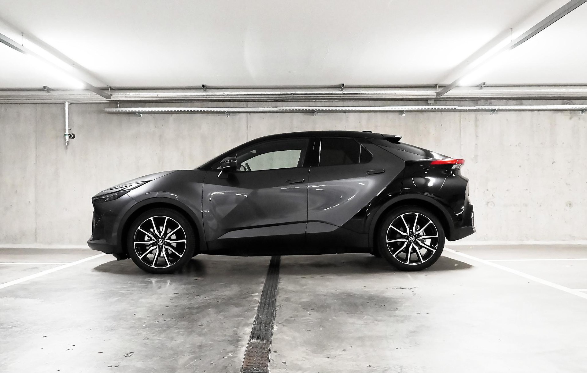 TOYOTA C-HR 2.0 PHEV GR Sport Premiere-image-3