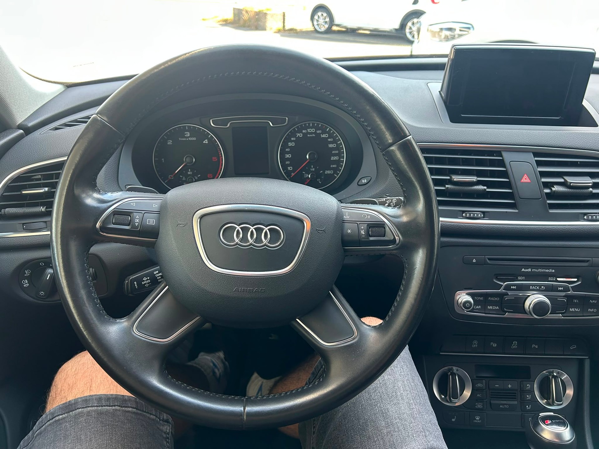 AUDI Q3 2.0 TDI quattro S-tronic-image-9