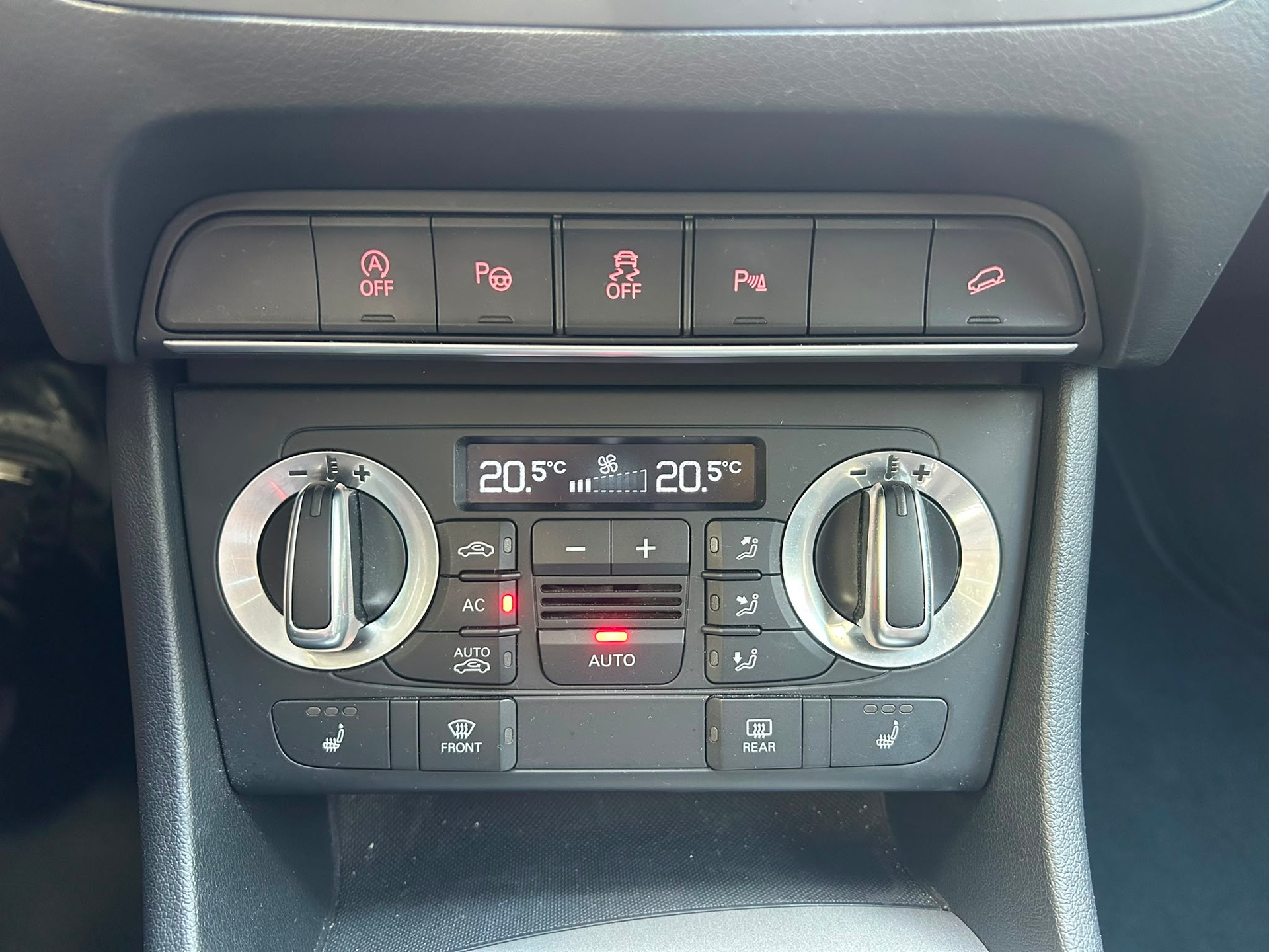 AUDI Q3 2.0 TDI quattro S-tronic-image-12