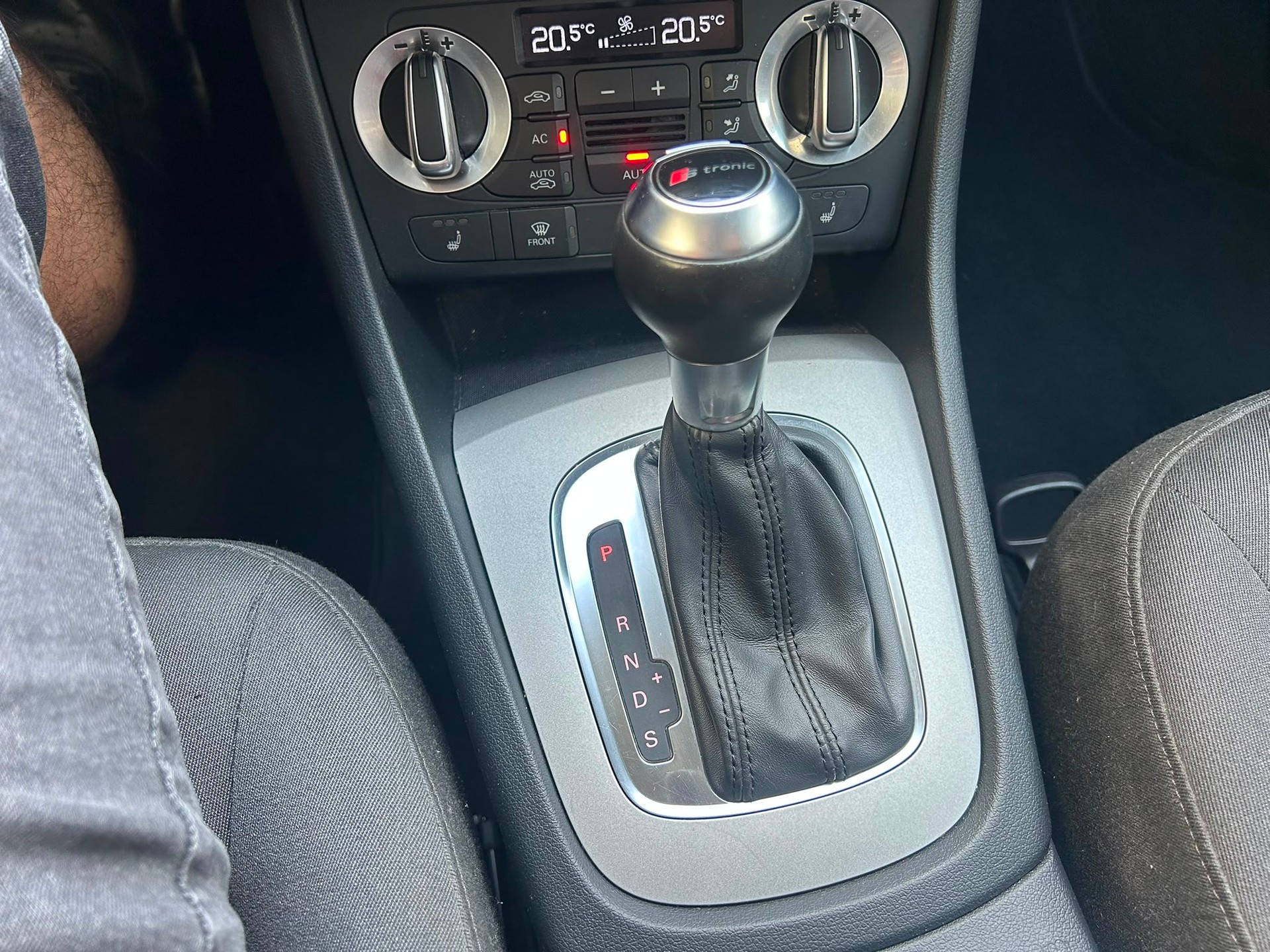 AUDI Q3 2.0 TDI quattro S-tronic-image-11