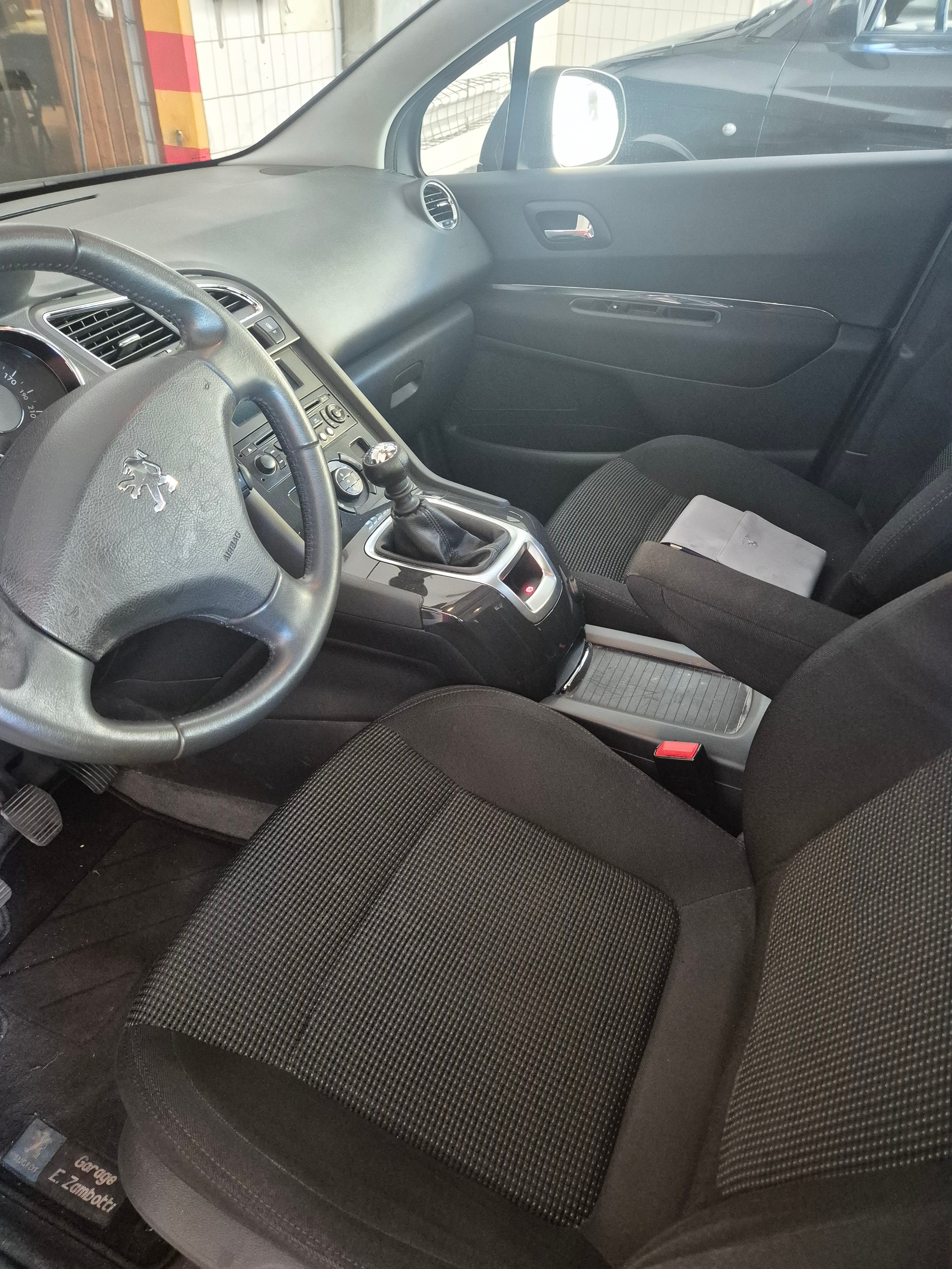 PEUGEOT 5008 1.6 16V T Sport-image-0