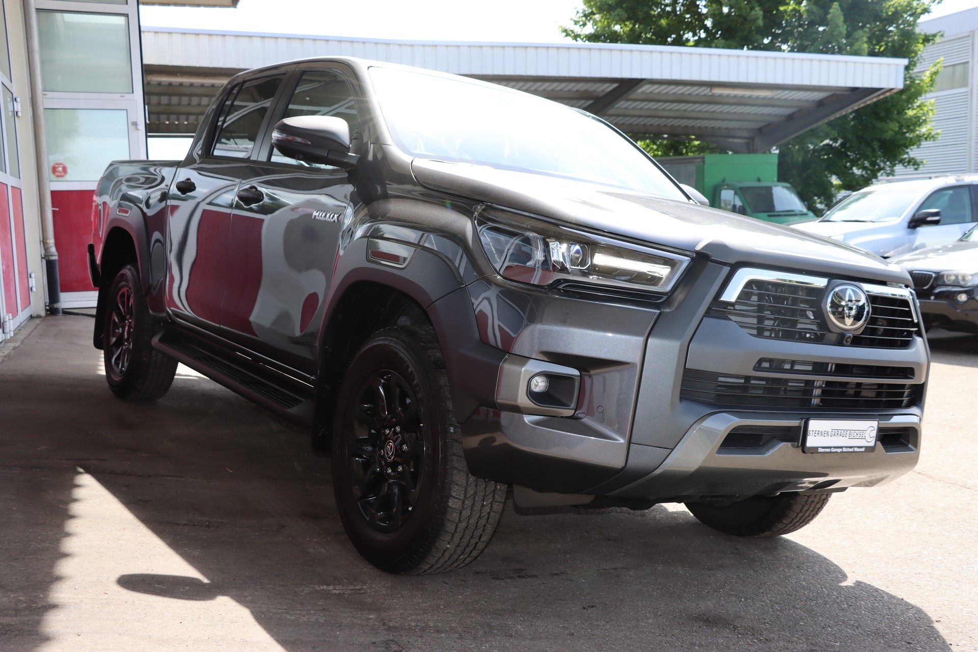 TOYOTA Hilux 2.8D-4D Invincible Double Cab 4x4 A-showroom-element-3