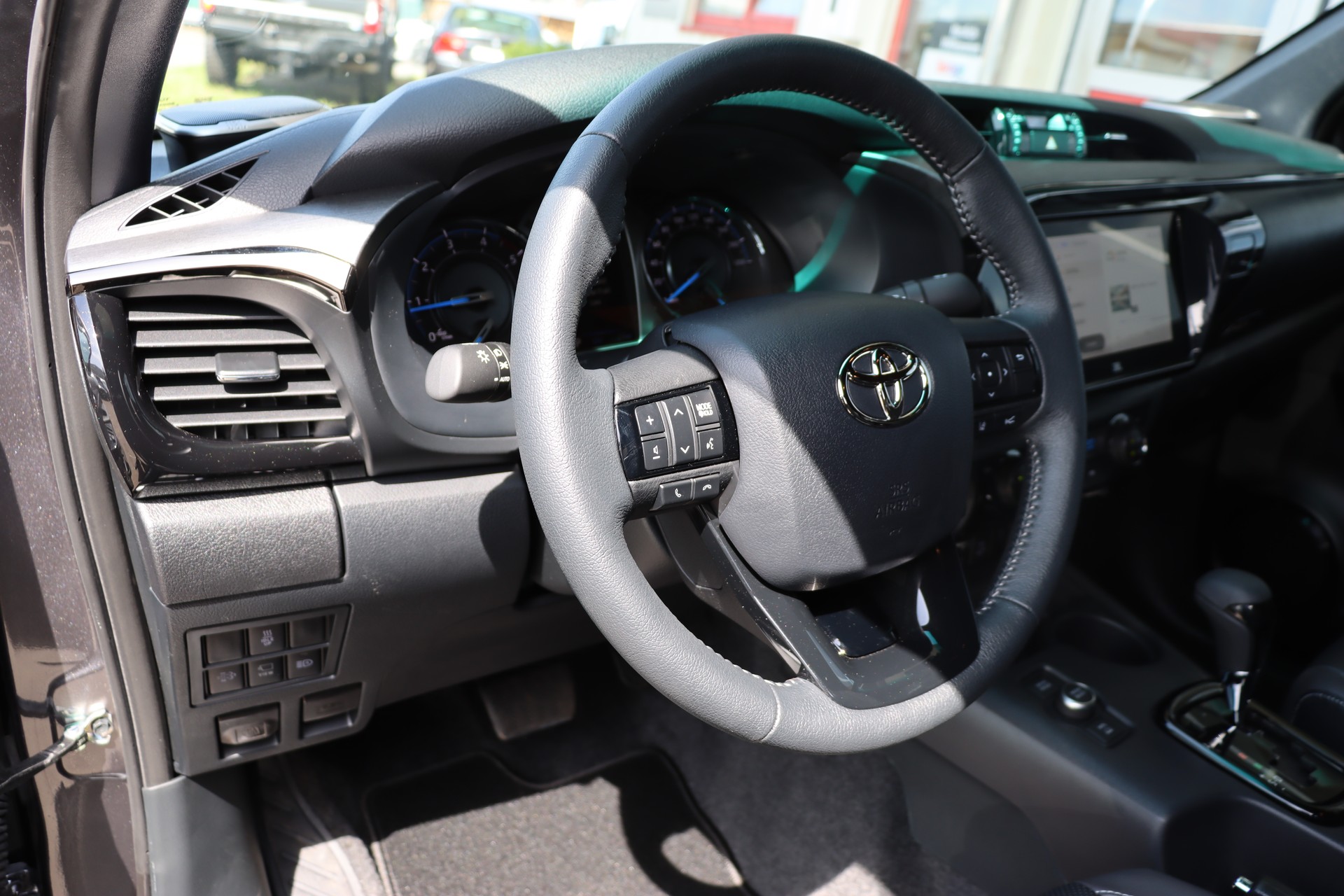 TOYOTA Hilux 2.8D-4D Invincible Double Cab 4x4 A-image-14