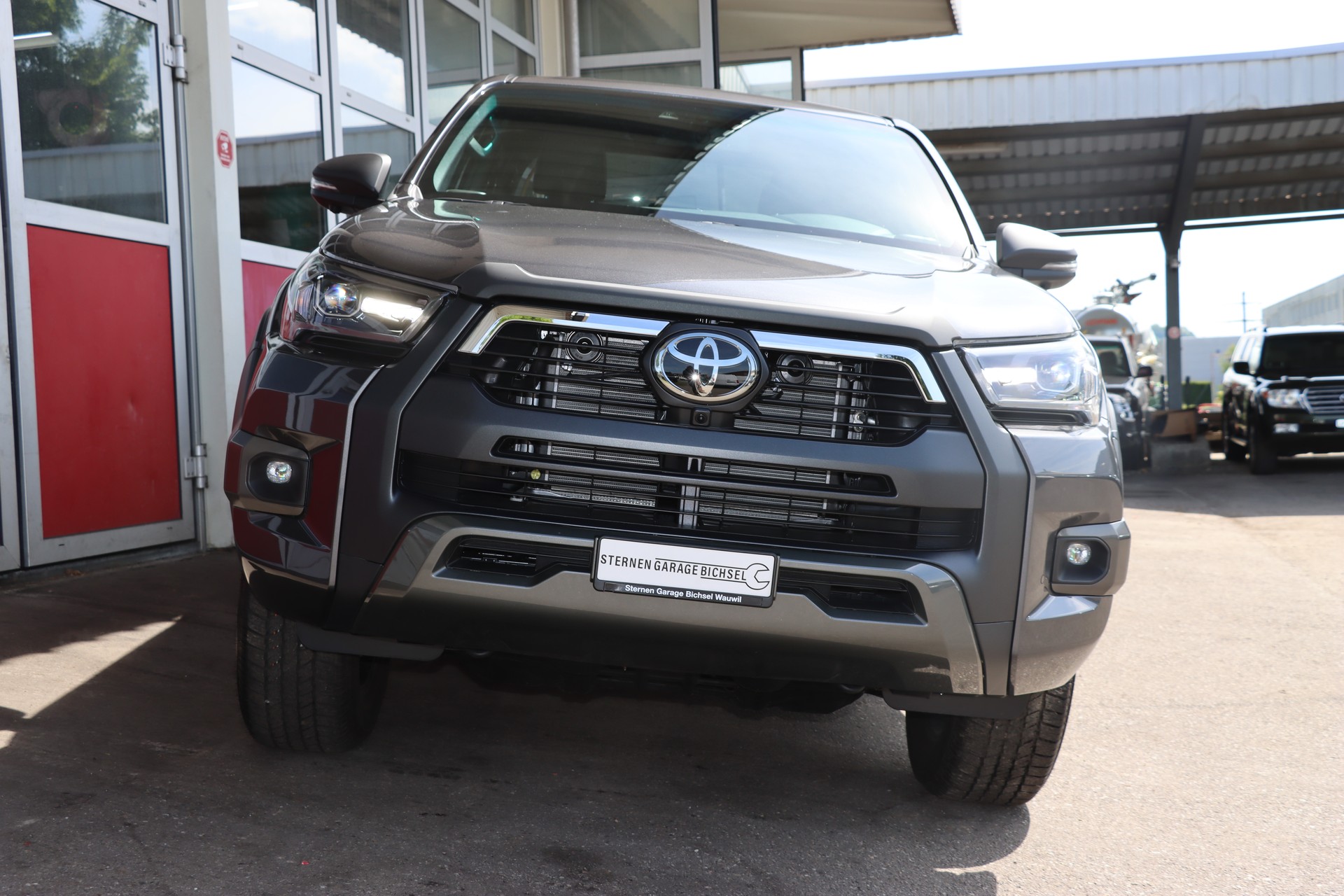 TOYOTA Hilux 2.8D-4D Invincible Double Cab 4x4 A-showroom-element-2