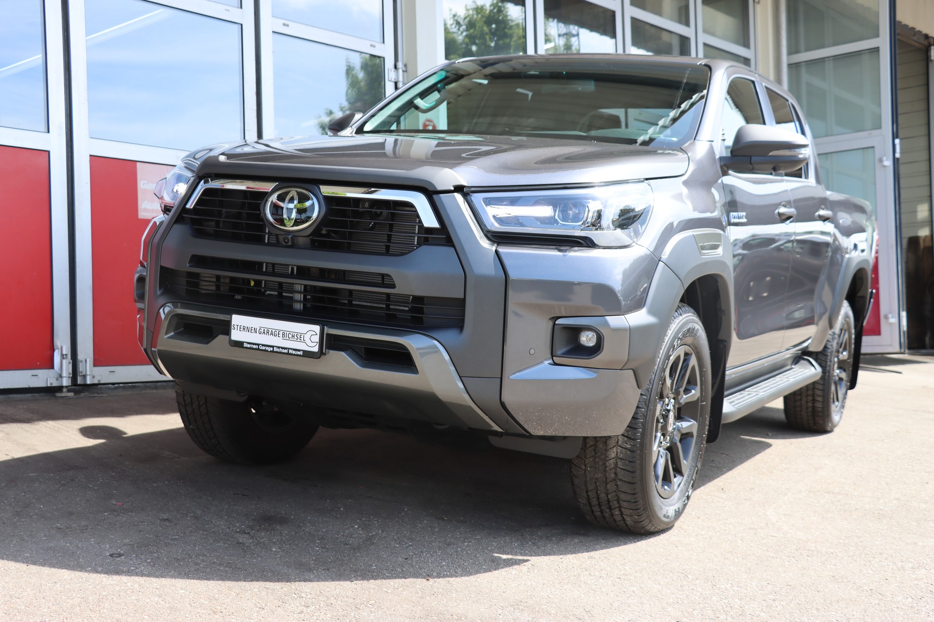 TOYOTA Hilux 2.8D-4D Invincible Double Cab 4x4 A-showroom-element-1