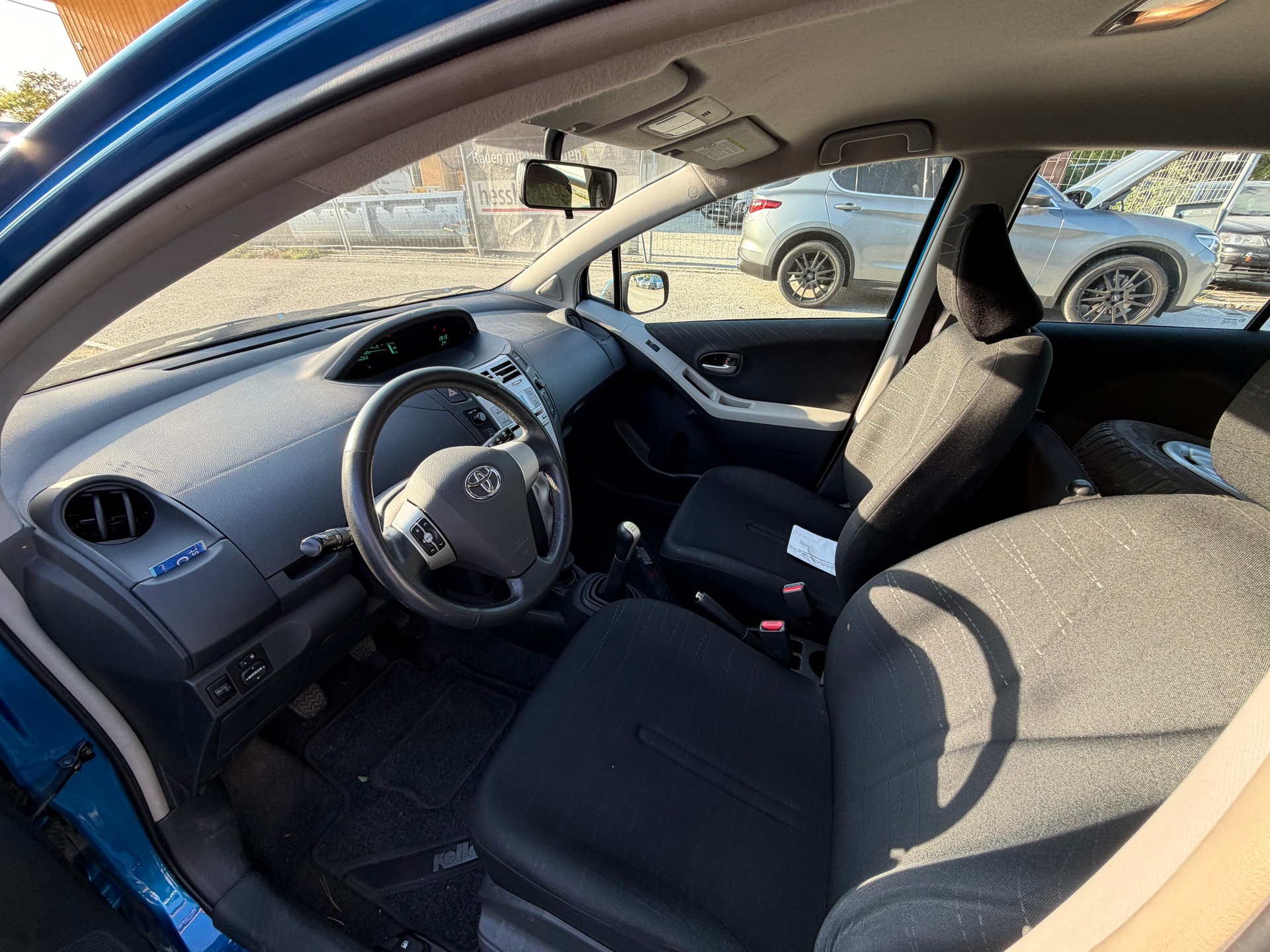 TOYOTA Yaris 1.3 Linea Sol-image-4