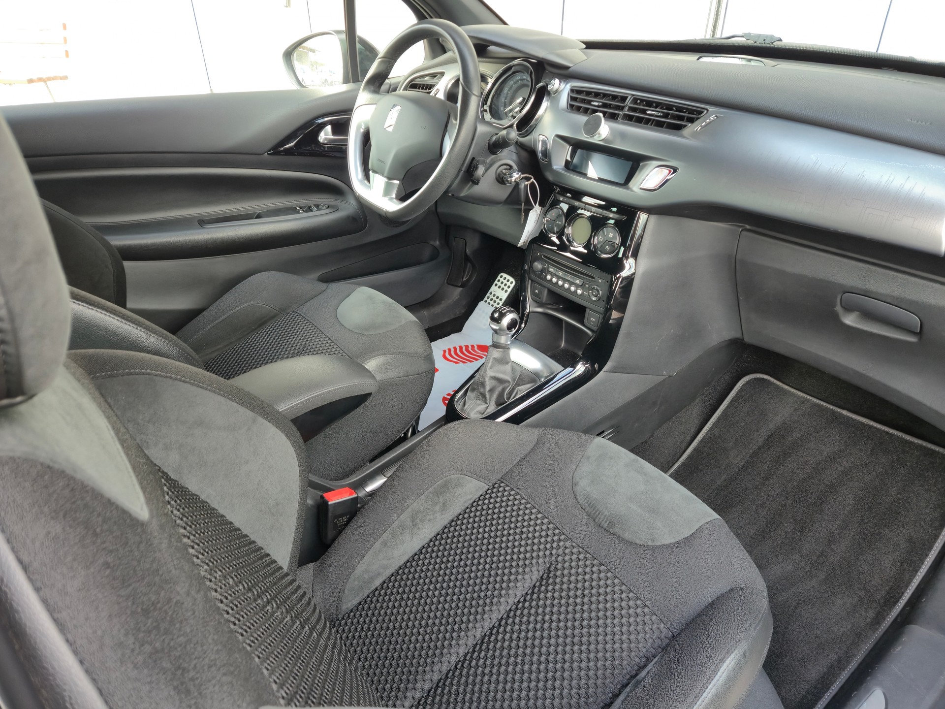DS AUTOMOBILES DS3 1.2 VTi SO Irresistent-image-12