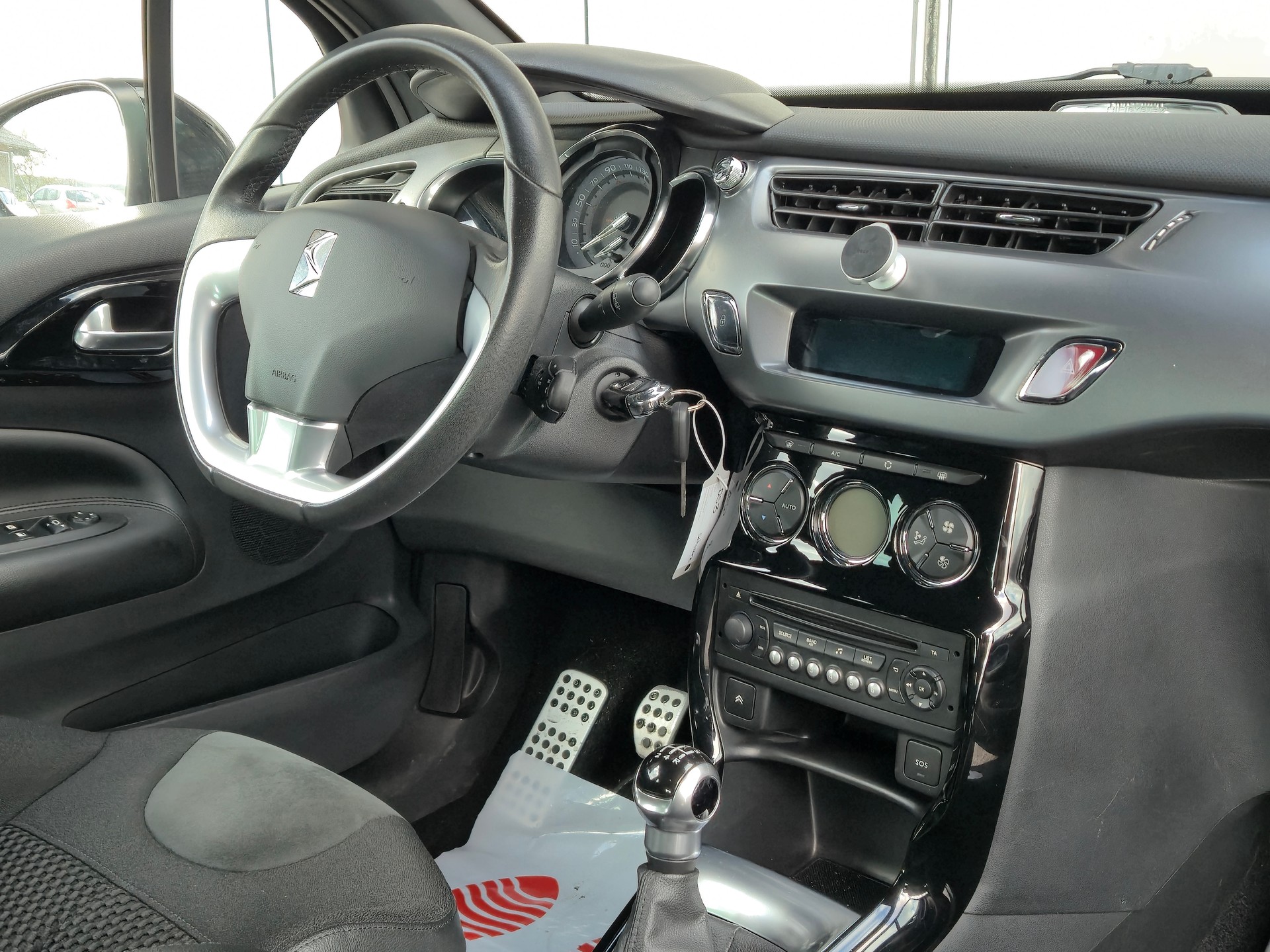 DS AUTOMOBILES DS3 1.2 VTi SO Irresistent-image-10