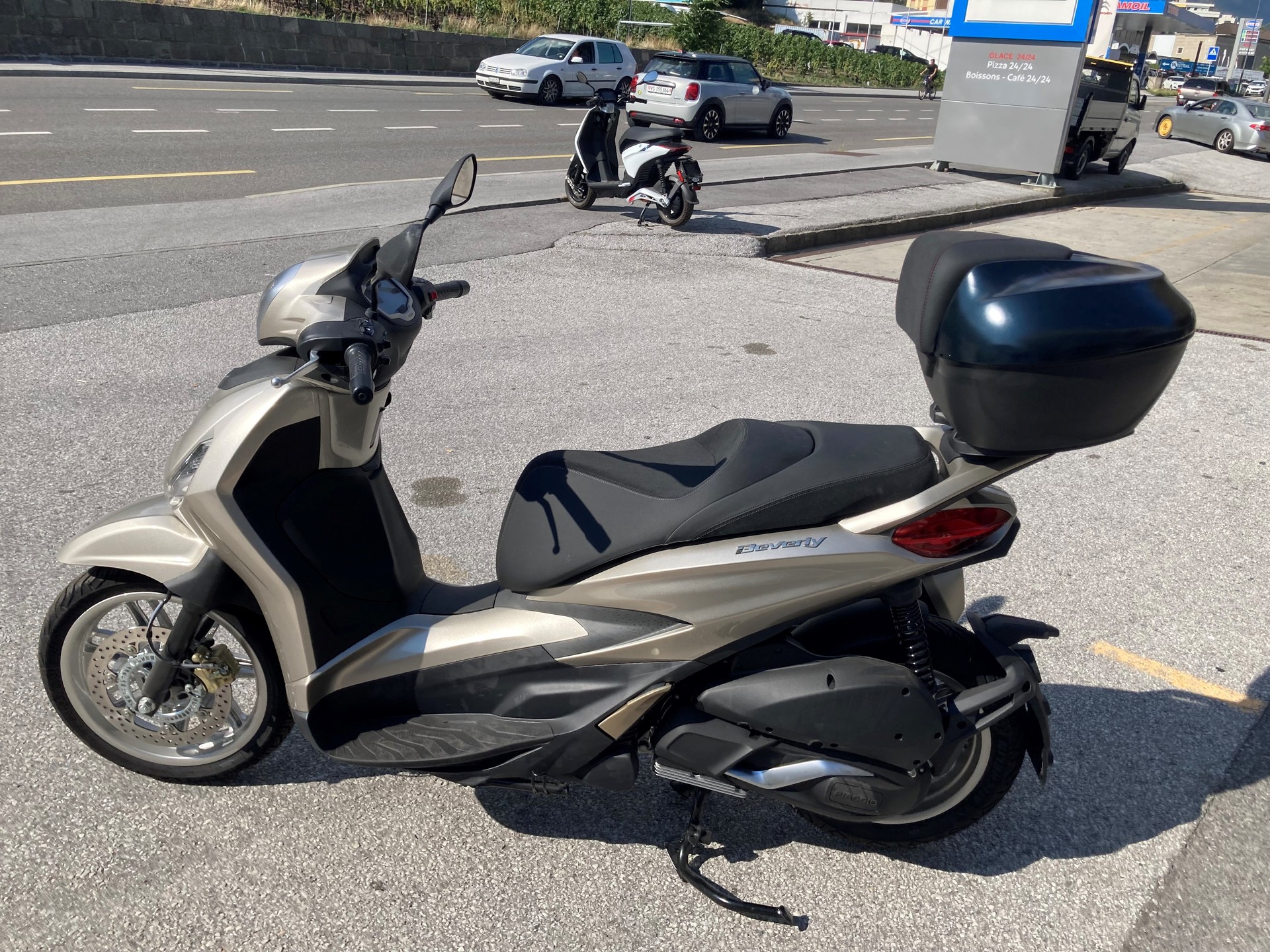 PIAGGIO Beverly 300-showroom-element-1