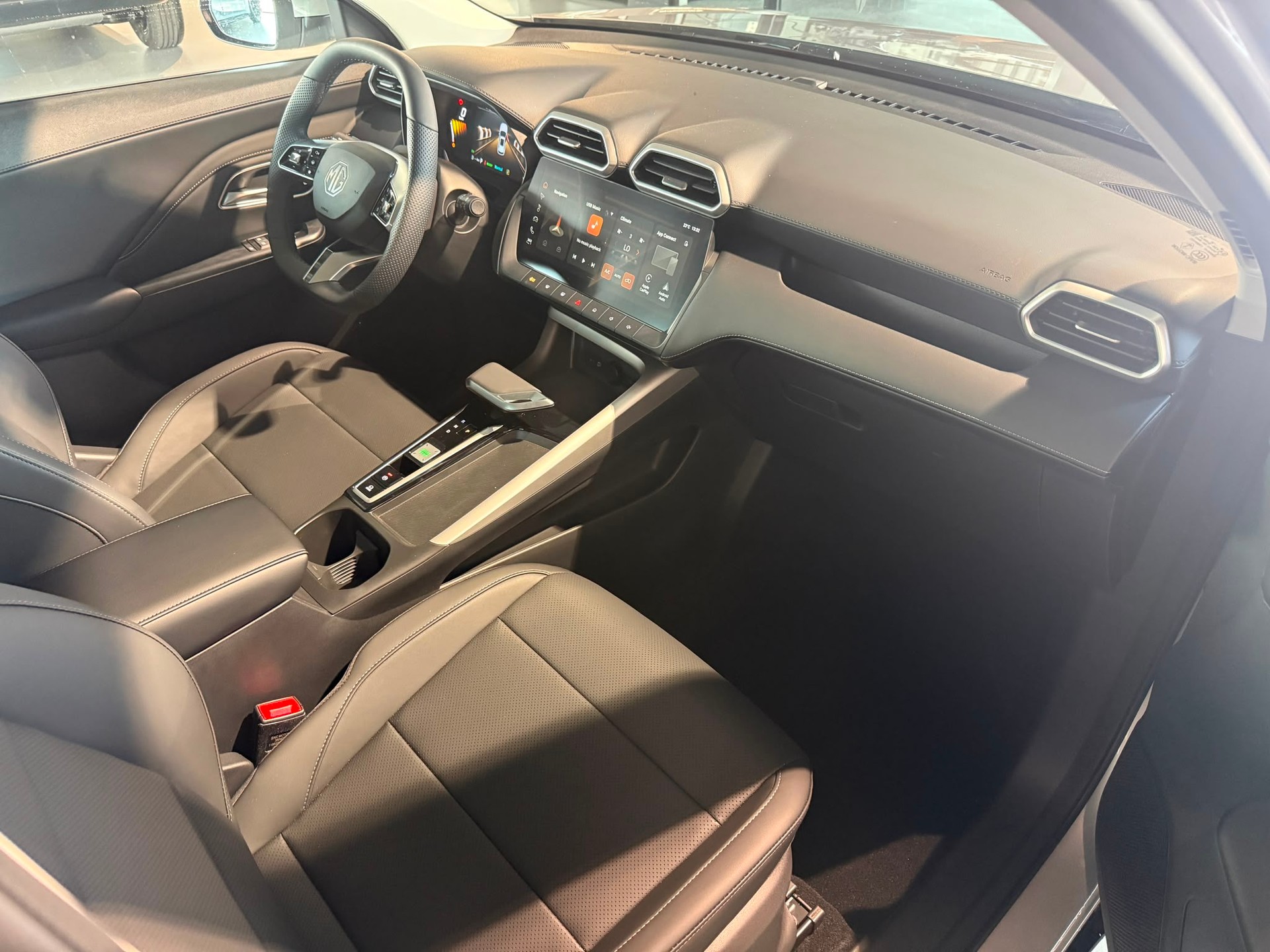 MG ZS 1.5 HEV Luxury-image-11