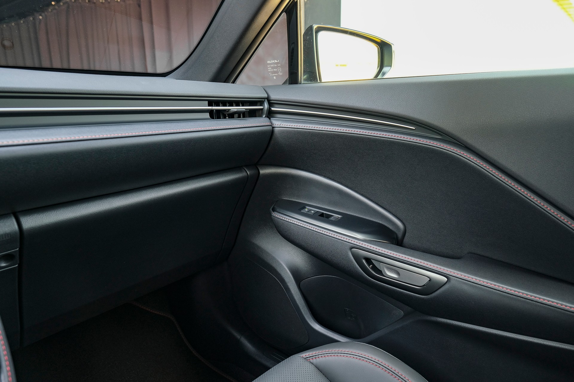 LEXUS LBX FWD Elegant CVT-image-19
