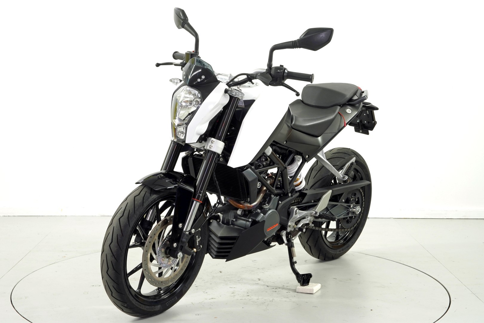 KTM 125 Duke ABS-showroom-element-1