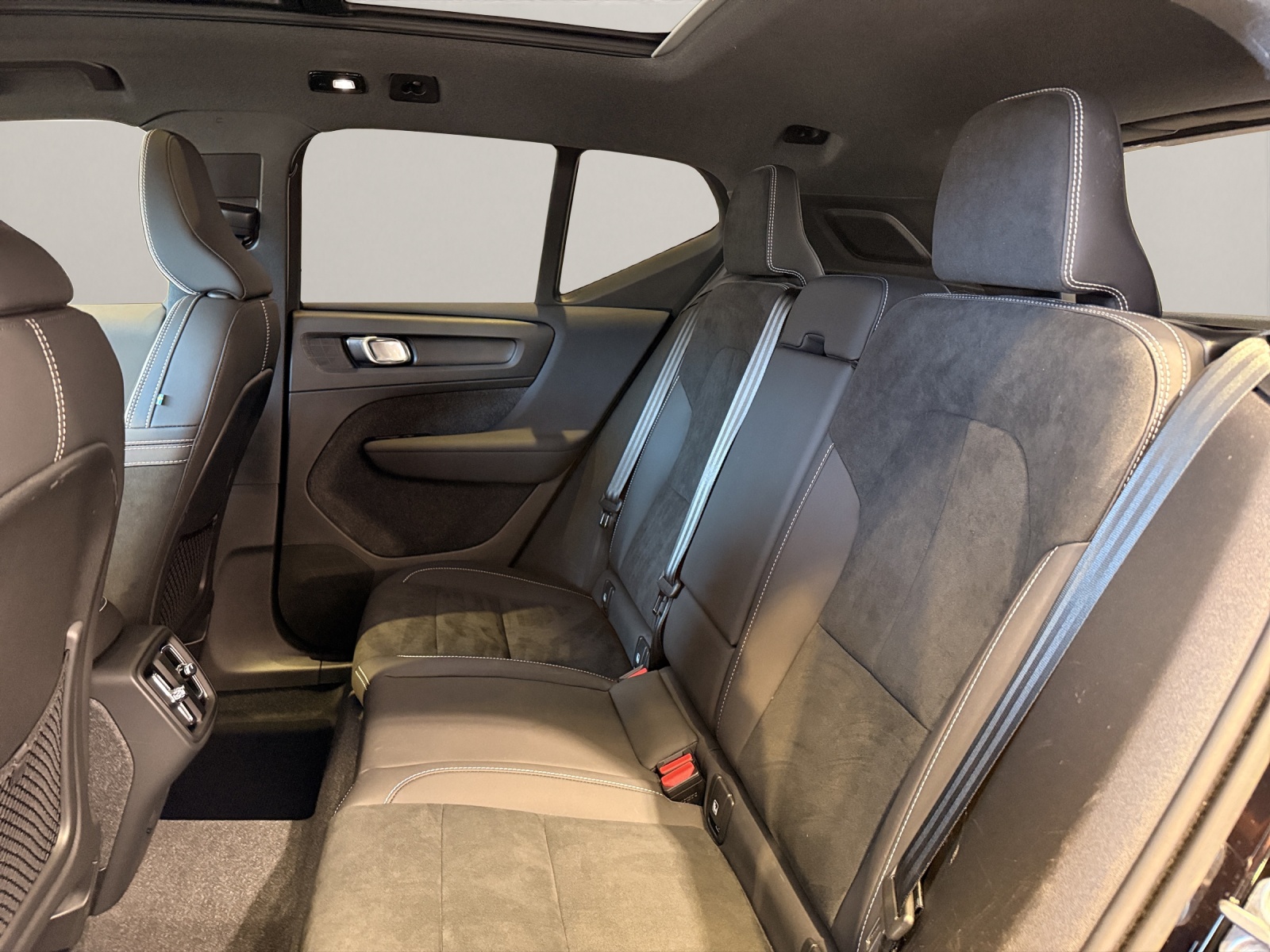 VOLVO XC40 2.0 B4 MH Ultimate Dark AWD-image-6