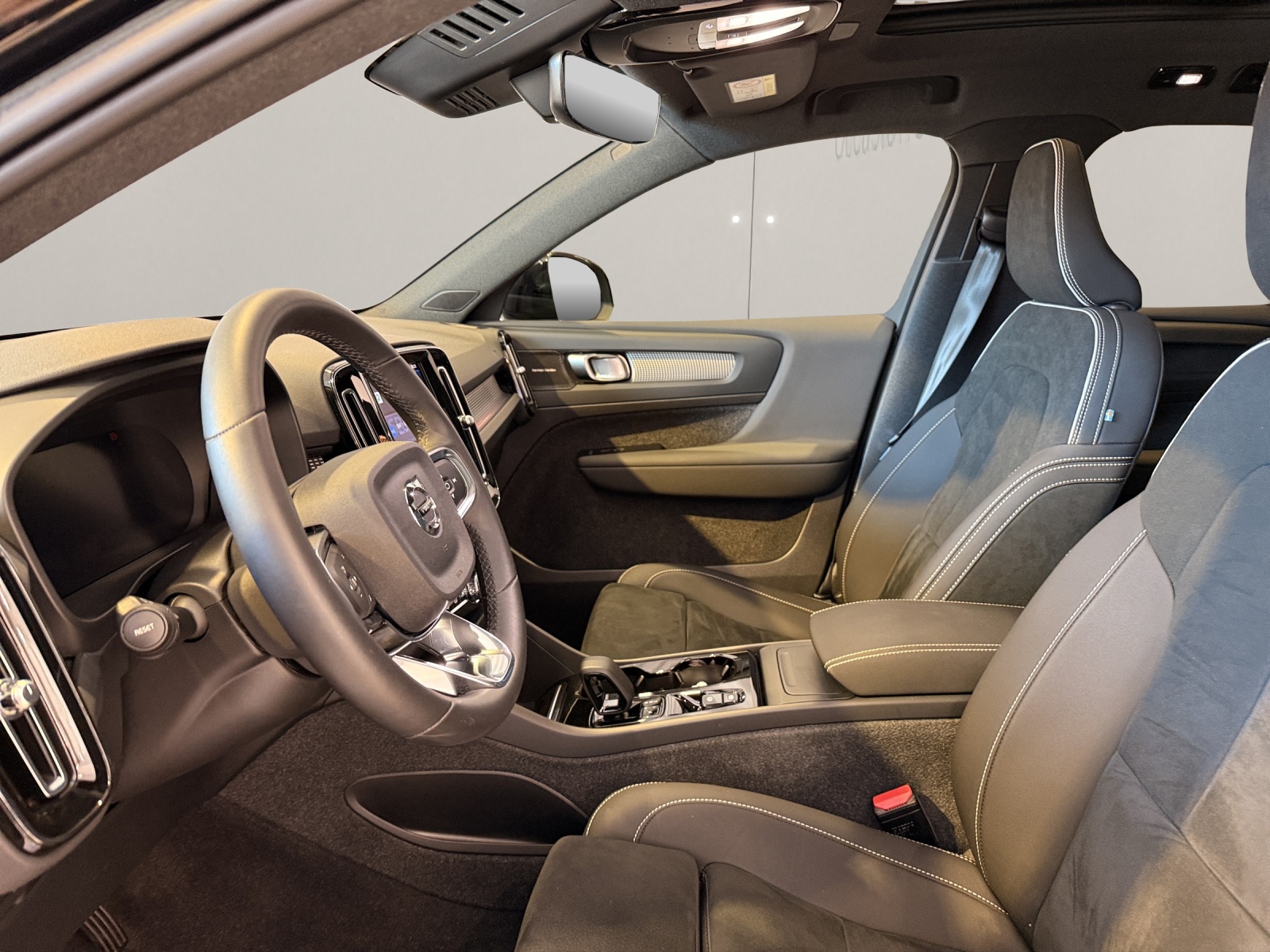 VOLVO XC40 2.0 B4 MH Ultimate Dark AWD-image-4