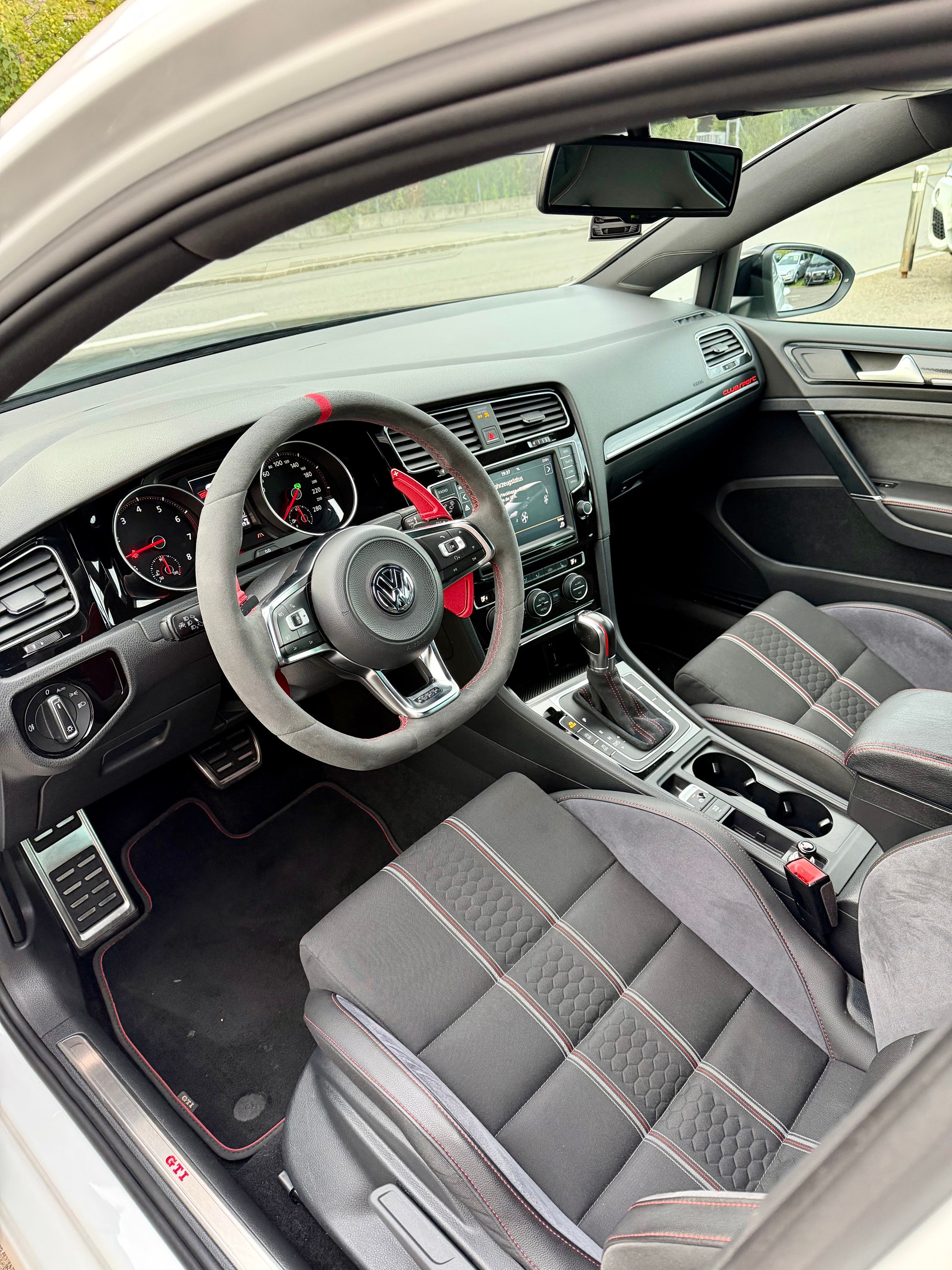 VW Golf 2.0 TSI GTI Clubsport DSG-image-7