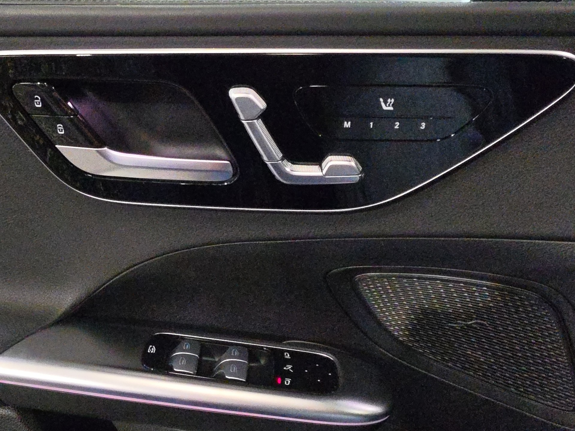 MERCEDES-BENZ C 300 4Matic AMG Line-image-13