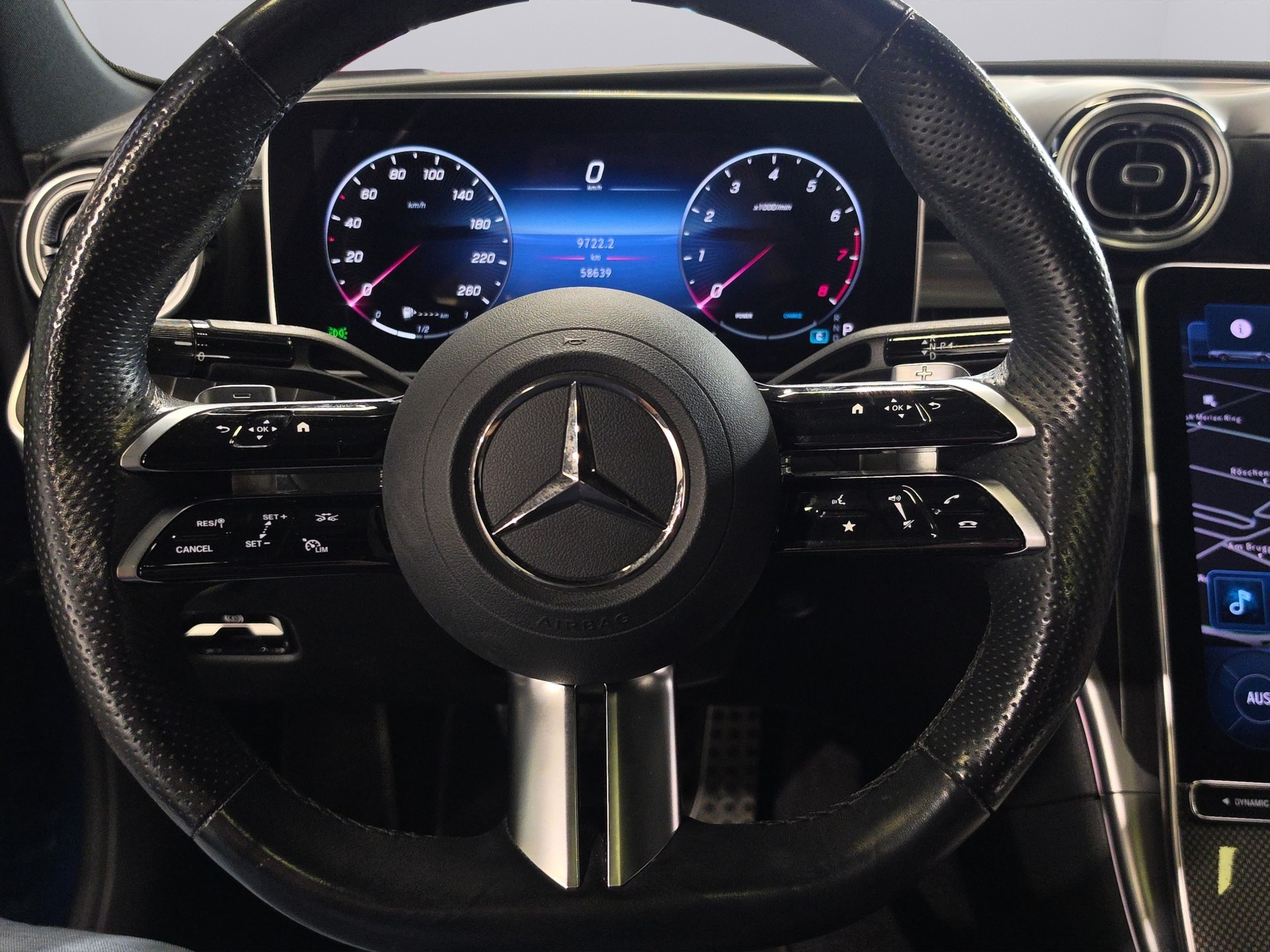 MERCEDES-BENZ C 300 4Matic AMG Line-image-10