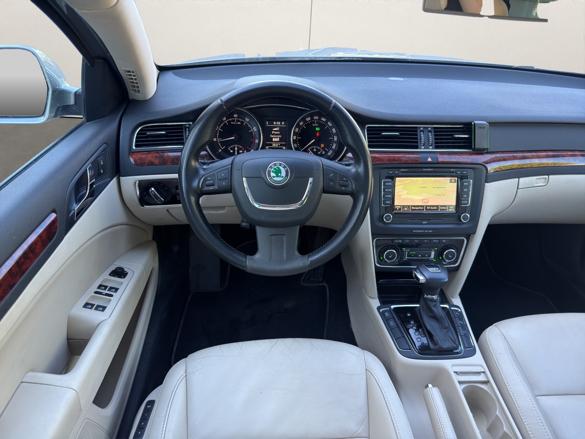 SKODA Superb Combi 1.8 TSI Elegance DSG-image-9