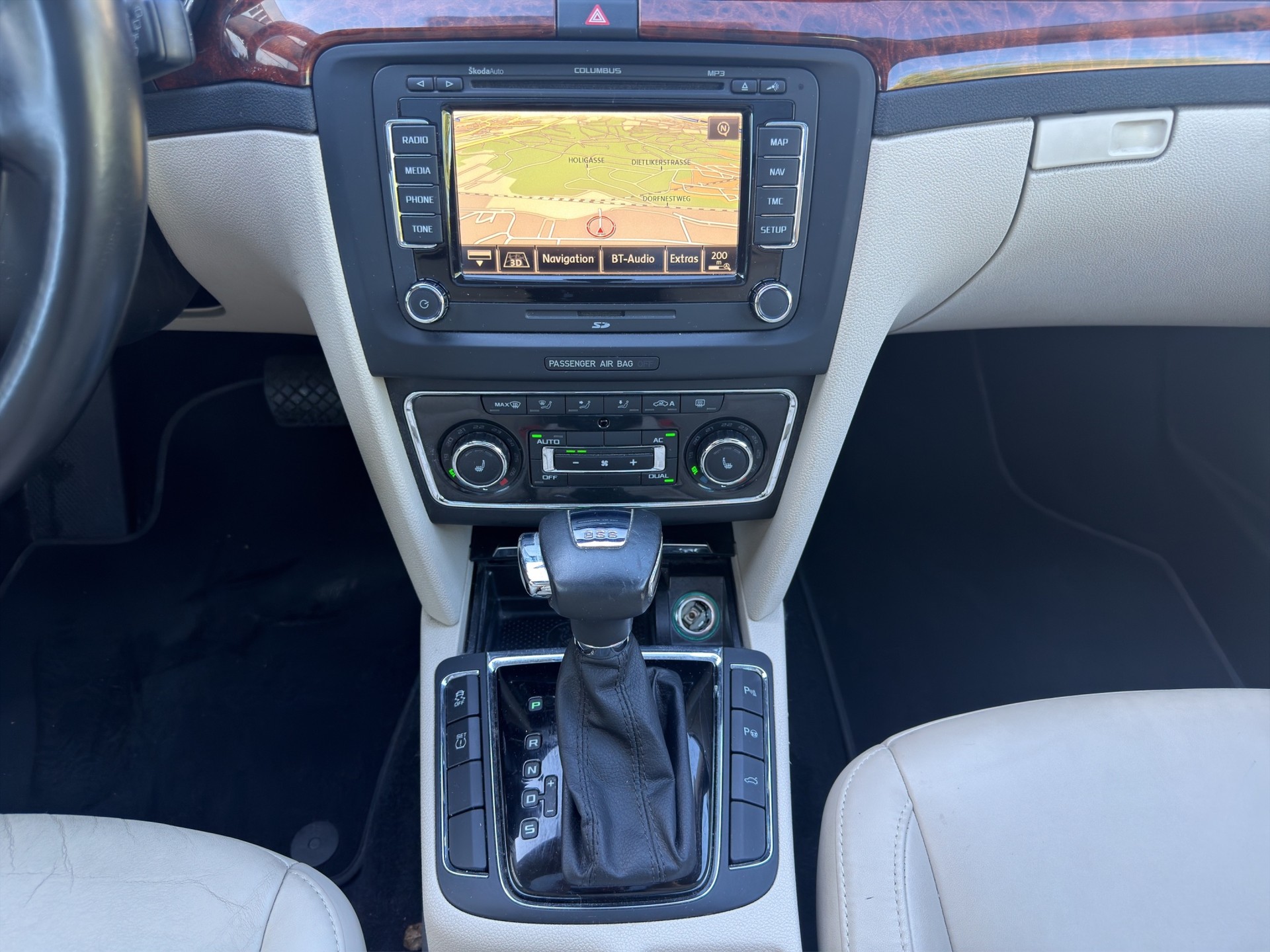 SKODA Superb Combi 1.8 TSI Elegance DSG-image-10