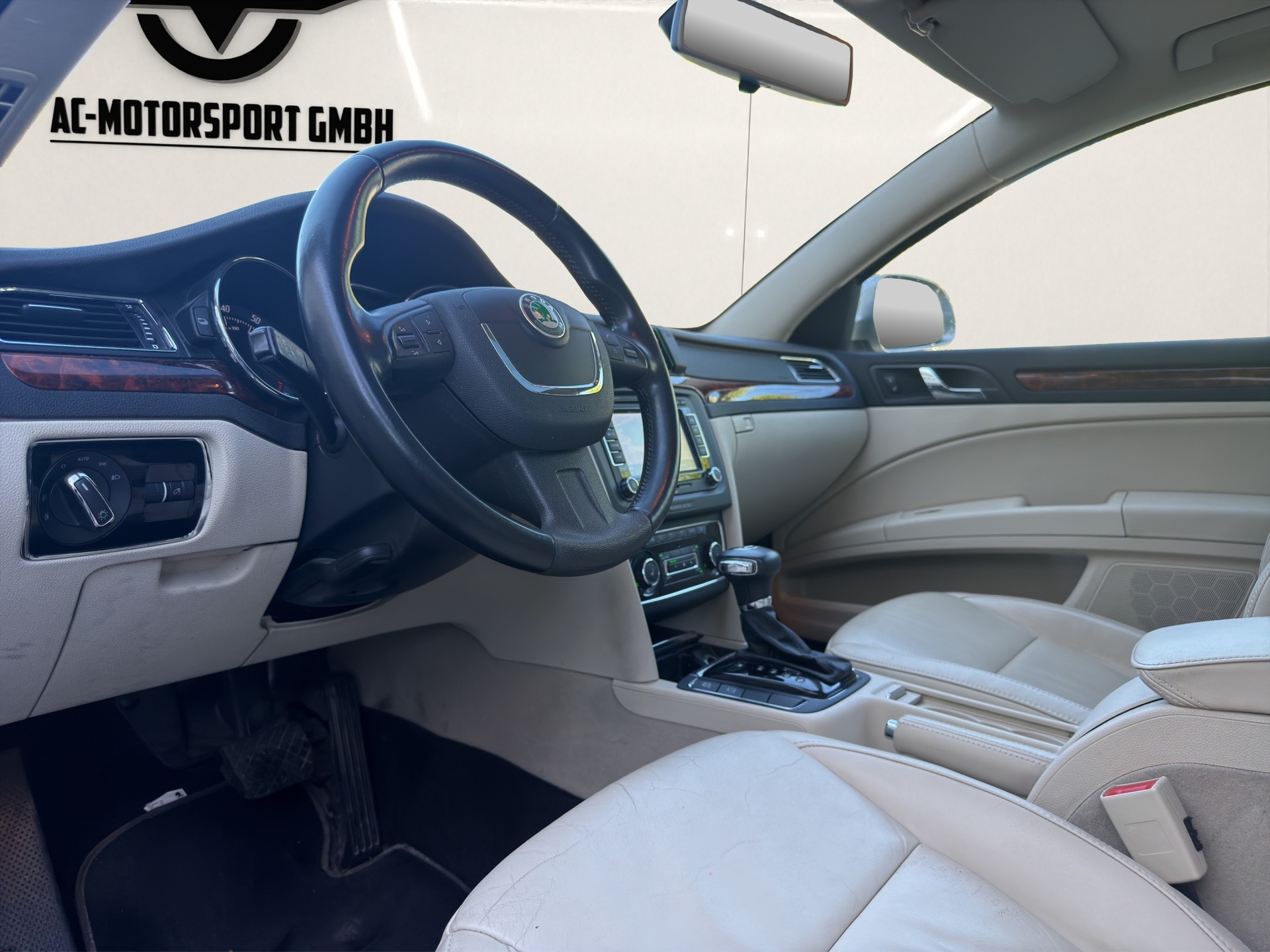 SKODA Superb Combi 1.8 TSI Elegance DSG-image-13