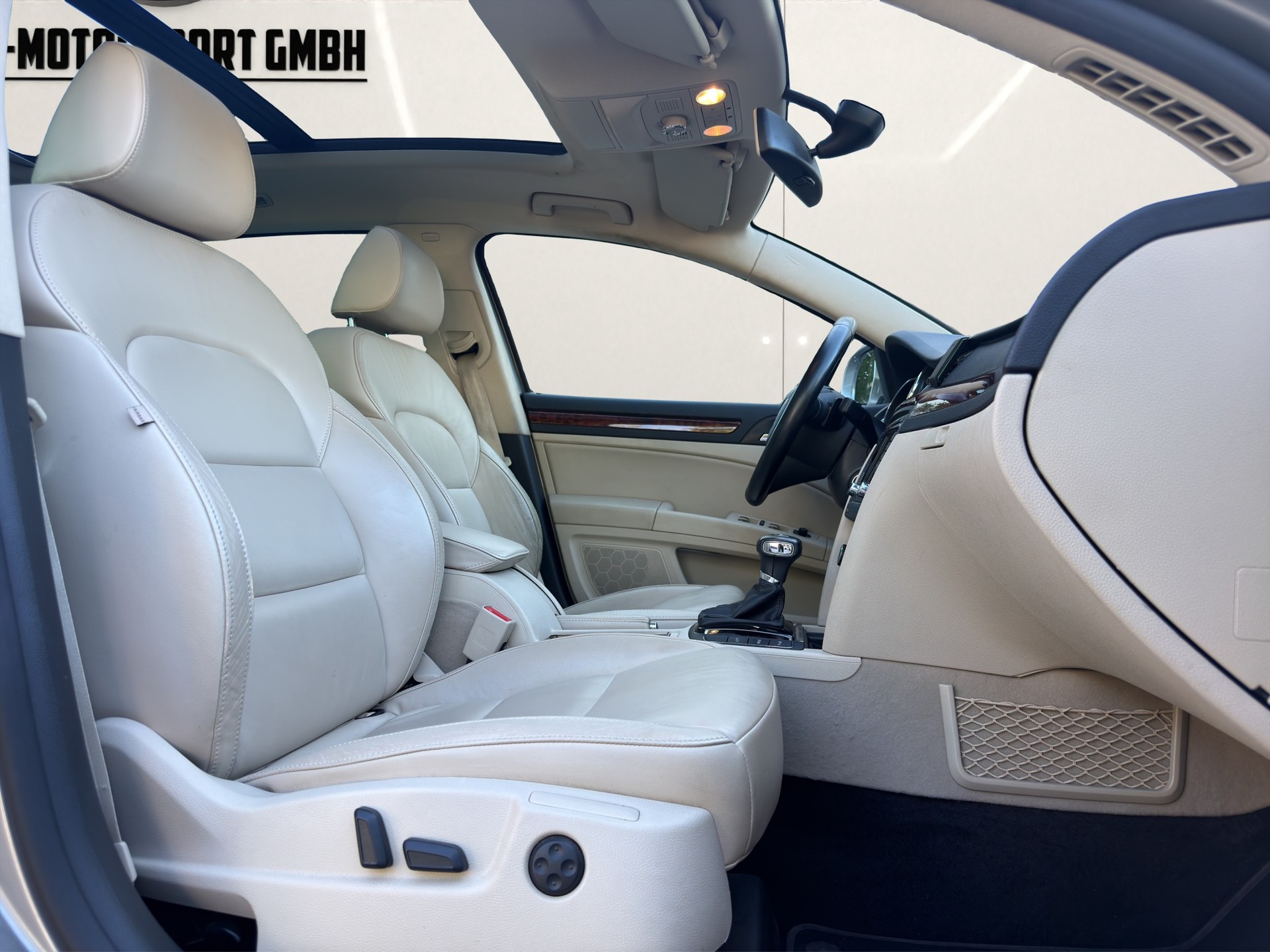 SKODA Superb Combi 1.8 TSI Elegance DSG-image-12