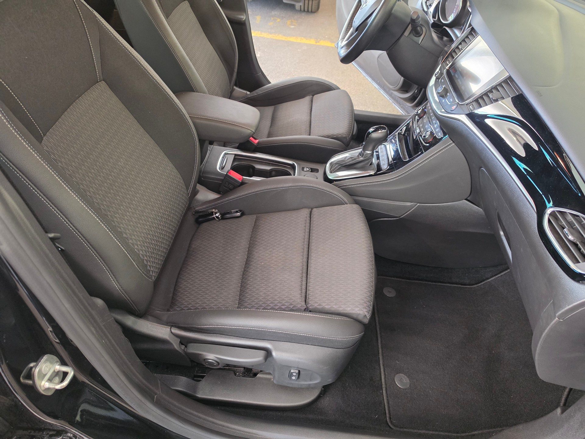 OPEL Astra 1.6i Turbo OPC Line Automatic-image-9