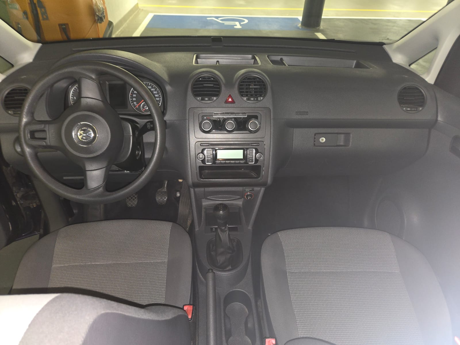VW Behindertengerecht-Rampe / 4-Sitze & ein Rollstuhlfahrer/in-image-5