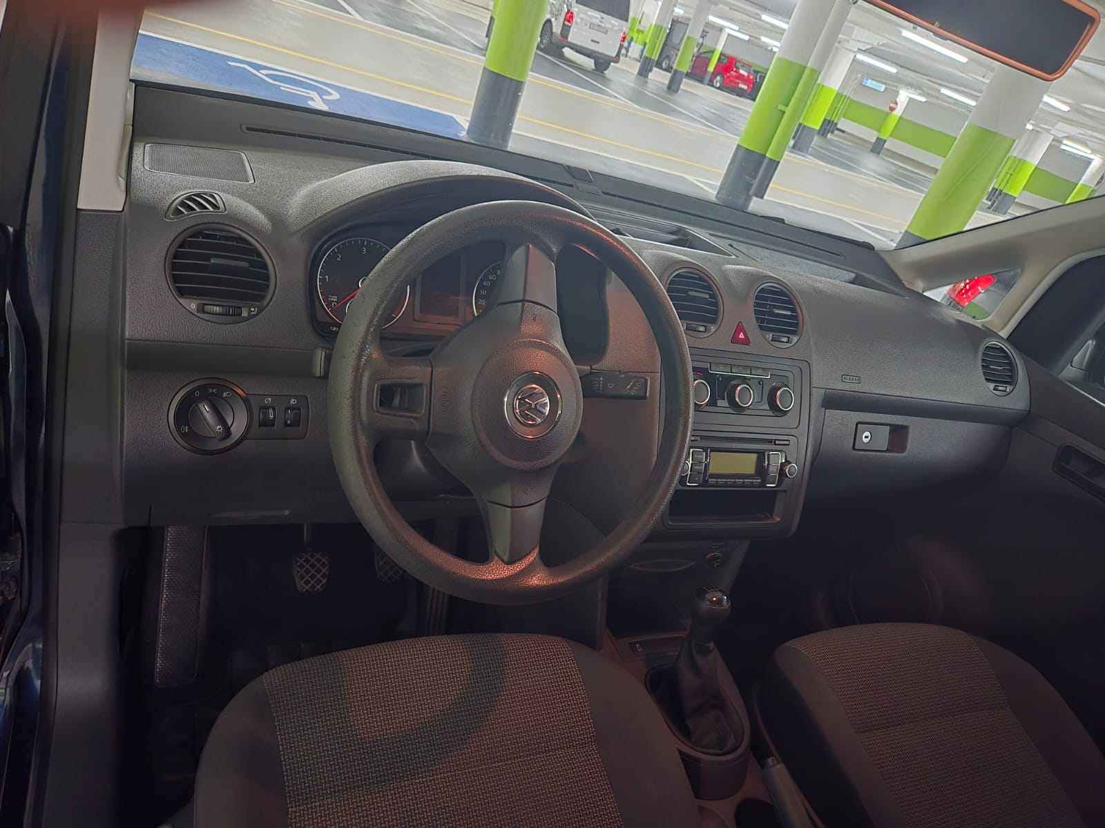 VW Behindertengerecht-Rampe / 4-Sitze & ein Rollstuhlfahrer/in-image-4